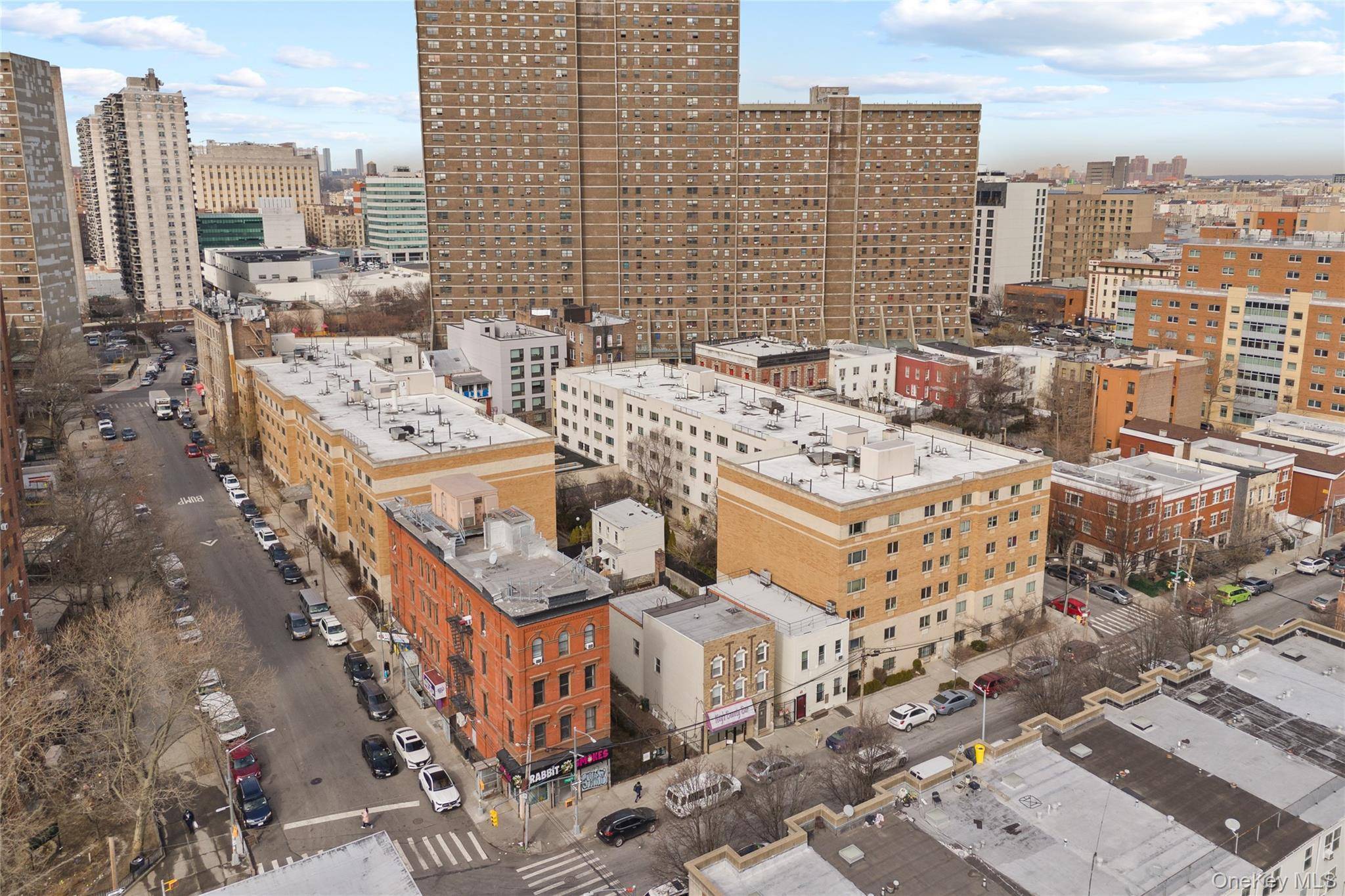 7 Bedroom Home for Sale in Bronx - New York - USA - 5