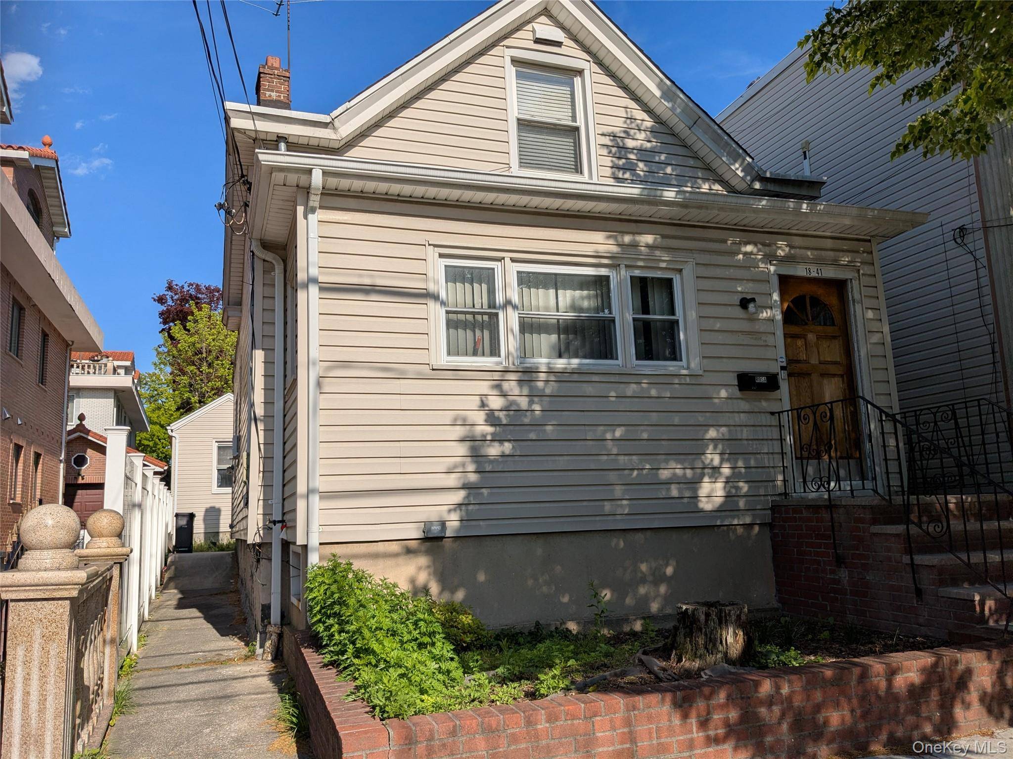 Casa de 7 Dormitorios en Venta en College Point - Nueva York - EE. UU. - 1