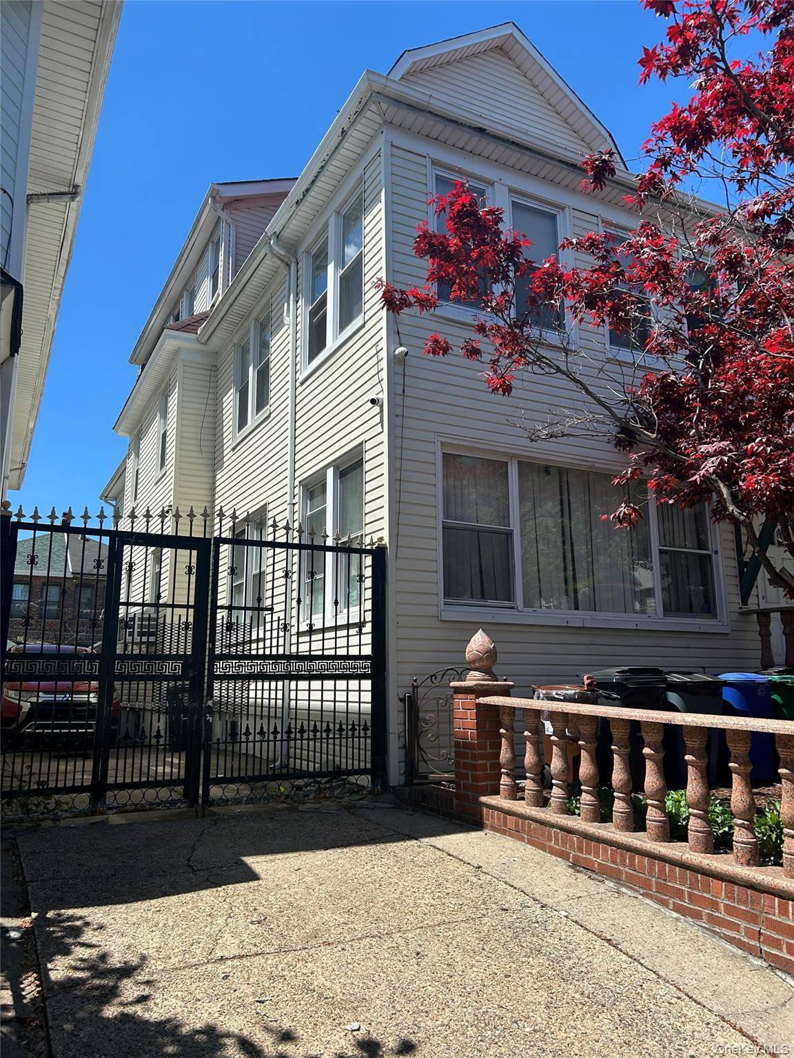 7 Bedroom Home for Sale in Jackson Heights - New York - USA - 2