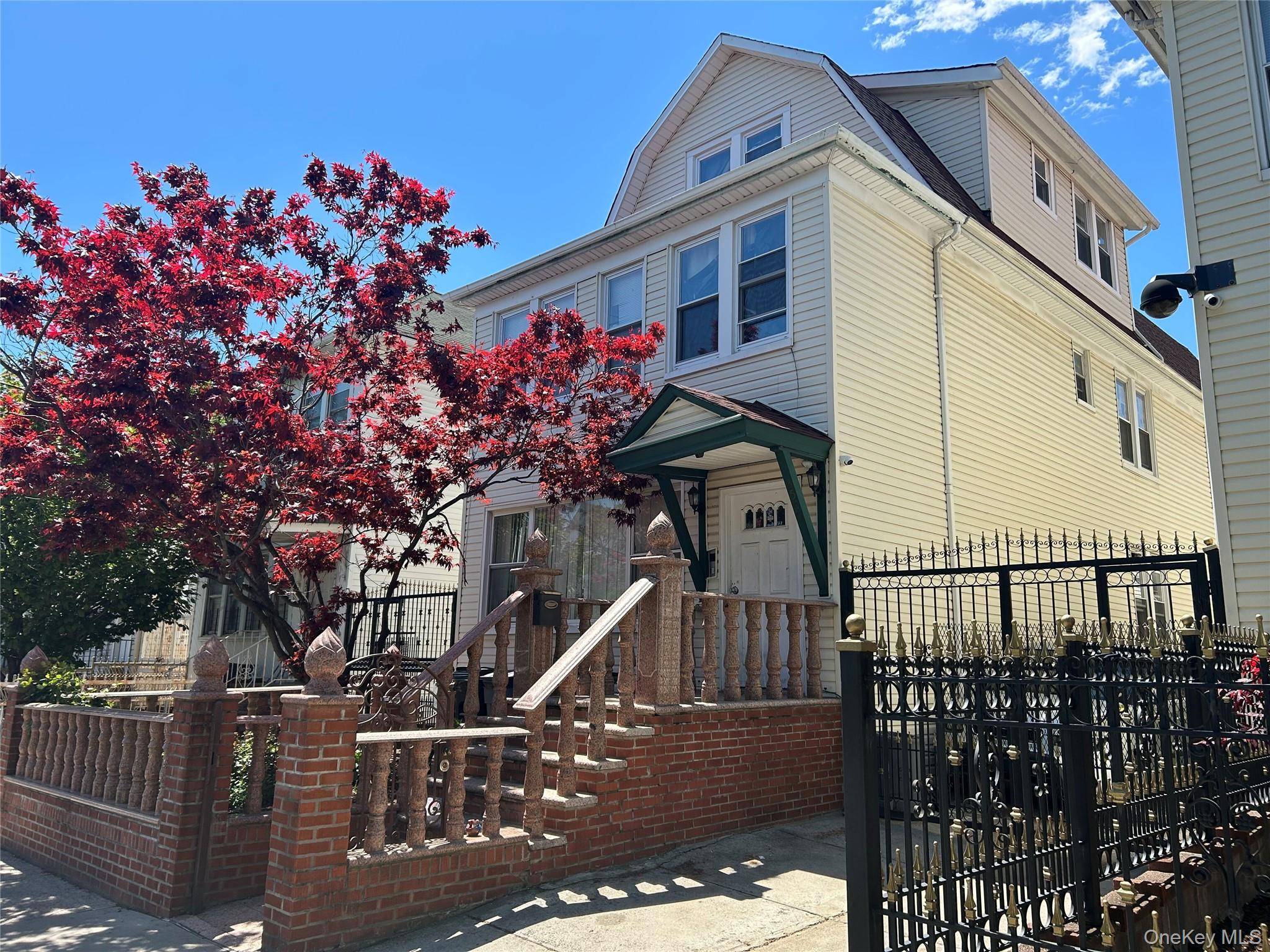 7 Bedroom Home for Sale in Jackson Heights - New York - USA - 3