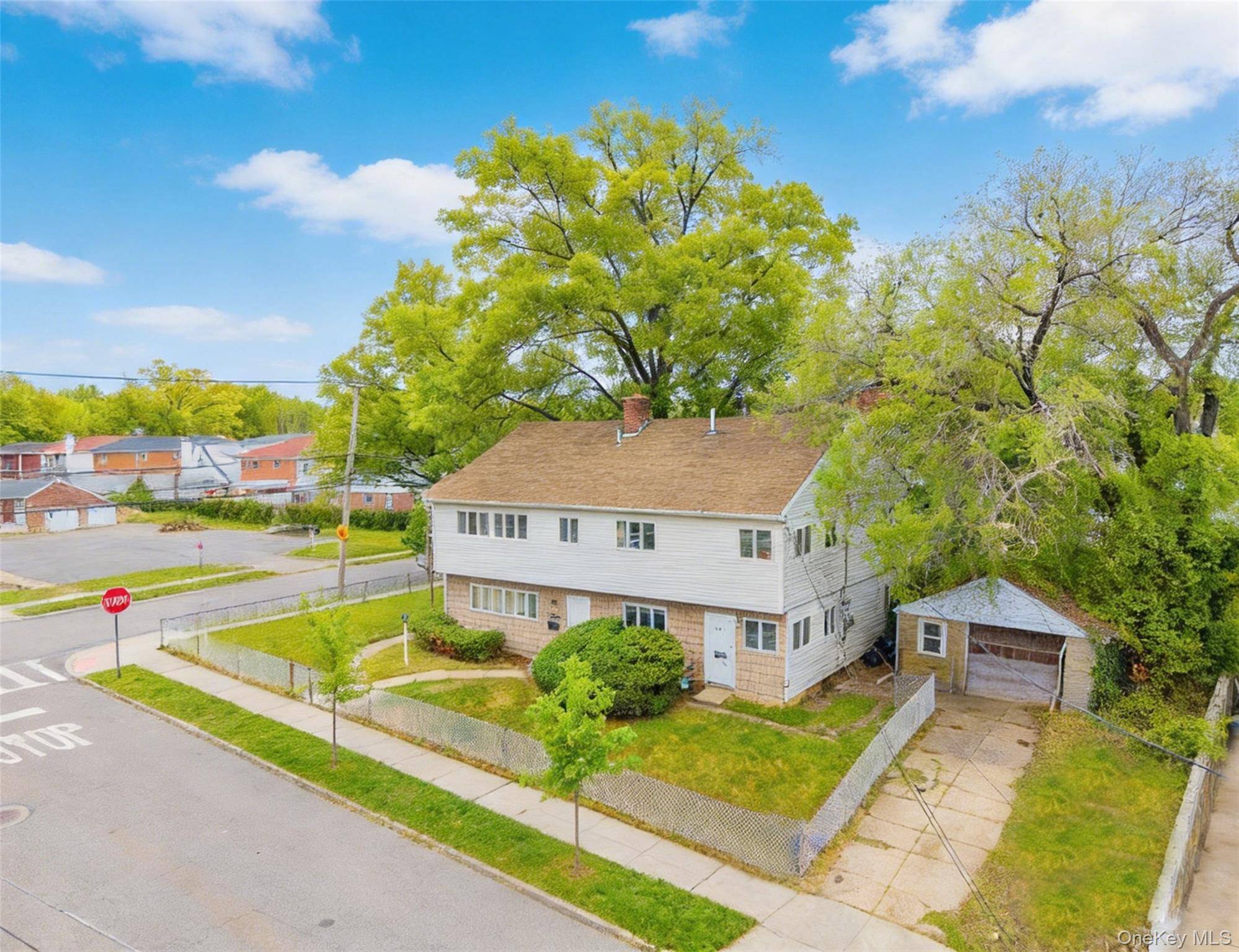 7 Bedroom Home for Sale in Little Neck - New York - USA - 2