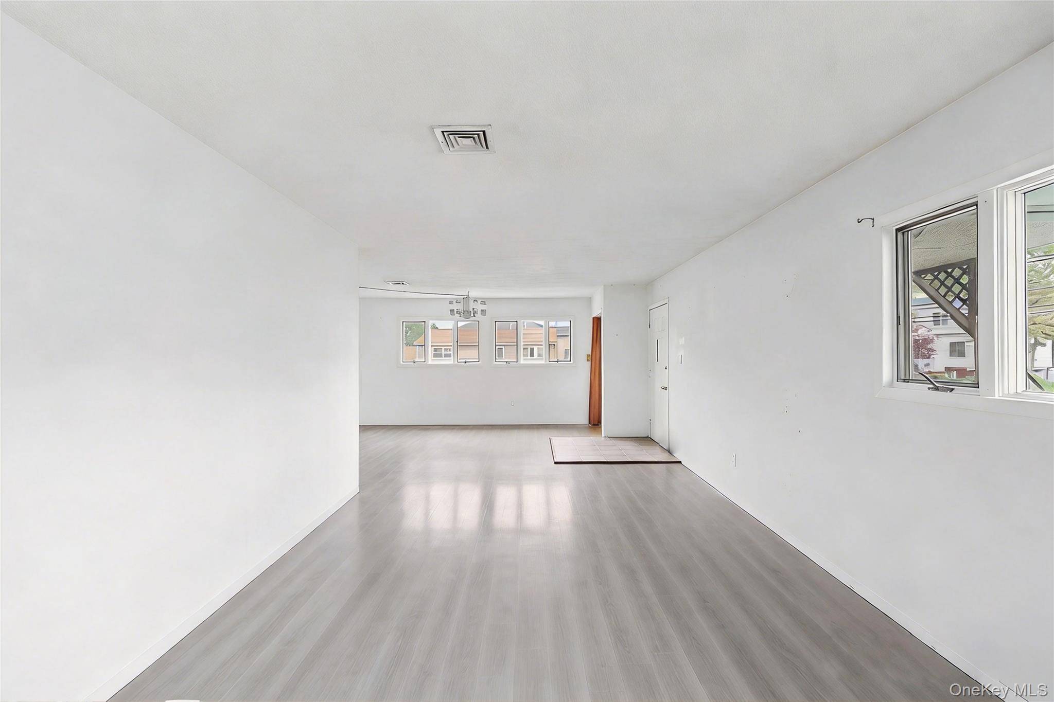 7 Bedroom Home for Sale in Little Neck - New York - USA - 4