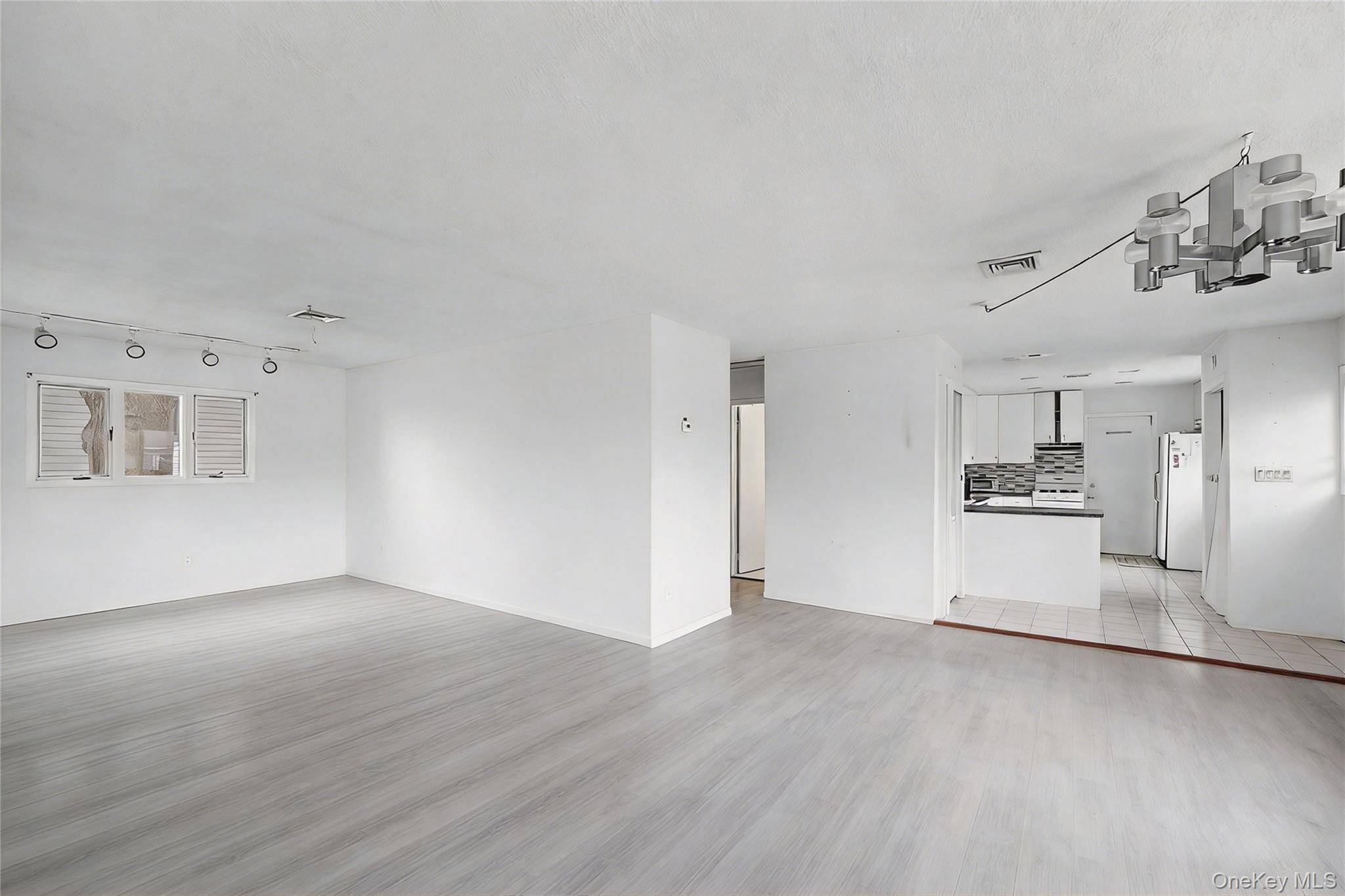 7 Bedroom Home for Sale in Little Neck - New York - USA - 5