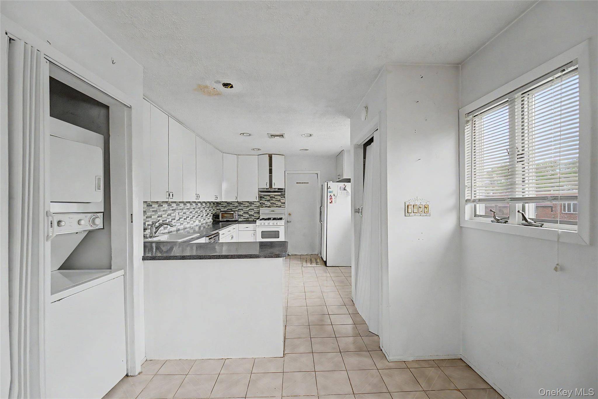 7 Bedroom Home for Sale in Little Neck - New York - USA - 6