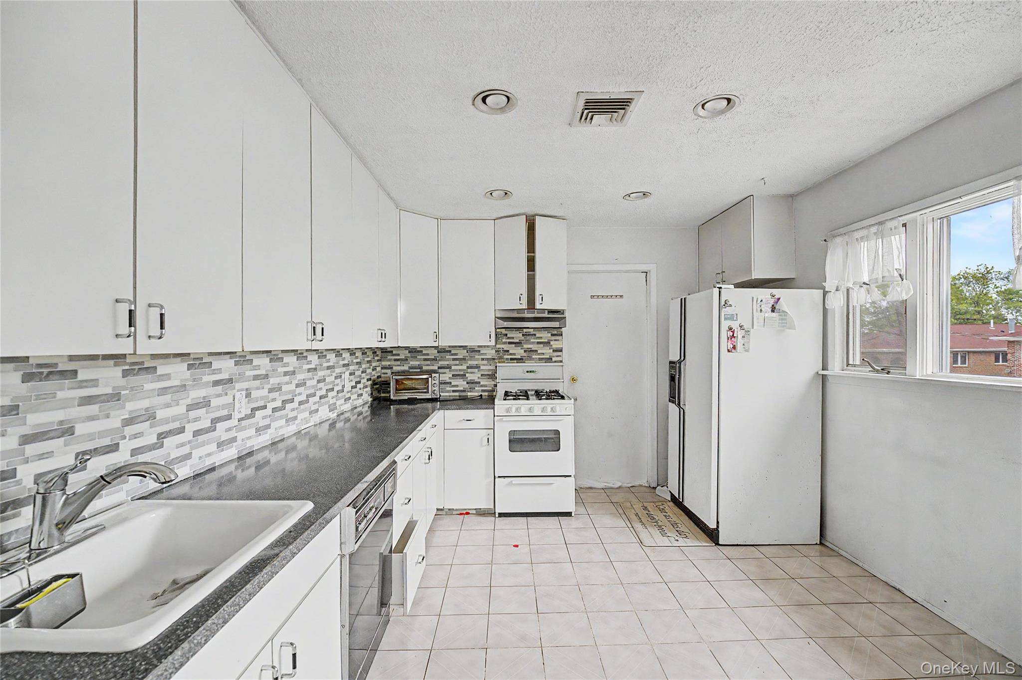 7 Bedroom Home for Sale in Little Neck - New York - USA - 7