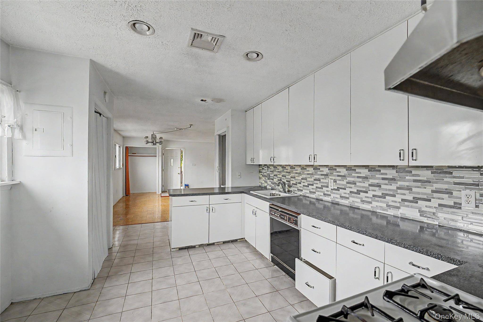 7 Bedroom Home for Sale in Little Neck - New York - USA - 8