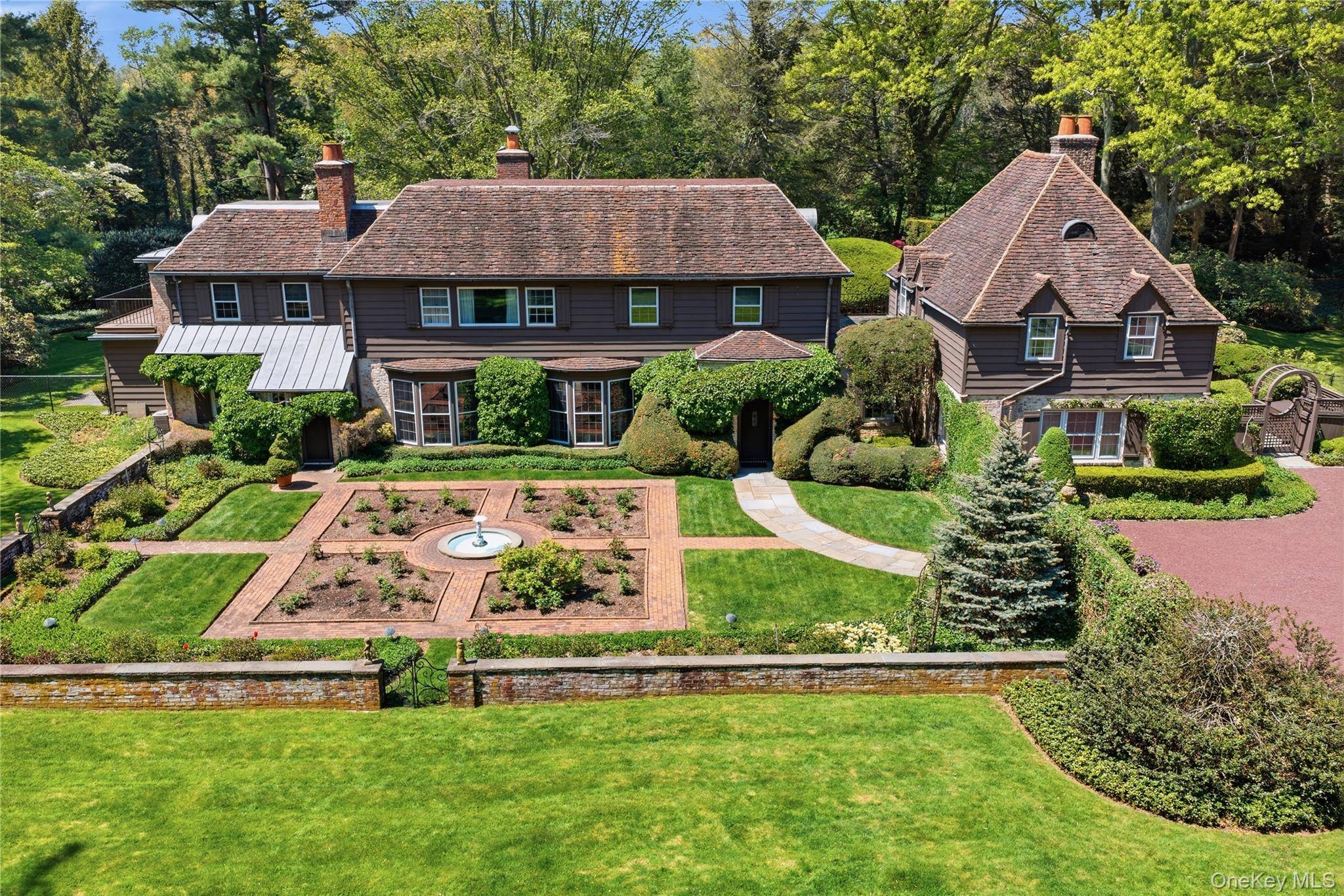 7 Bedroom Home for Sale in Locust Valley - New York - USA - 1
