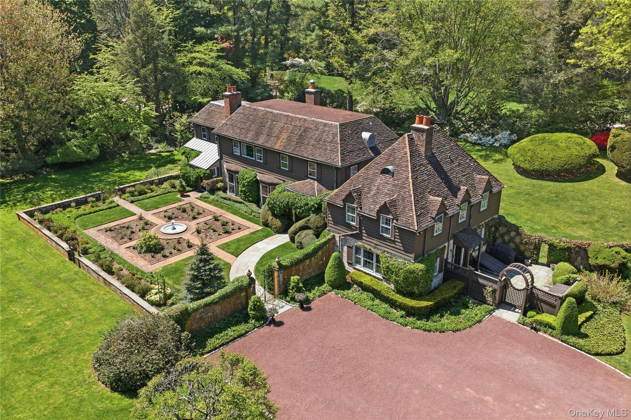 7 Bedroom Home for Sale in Locust Valley - New York - USA - 2
