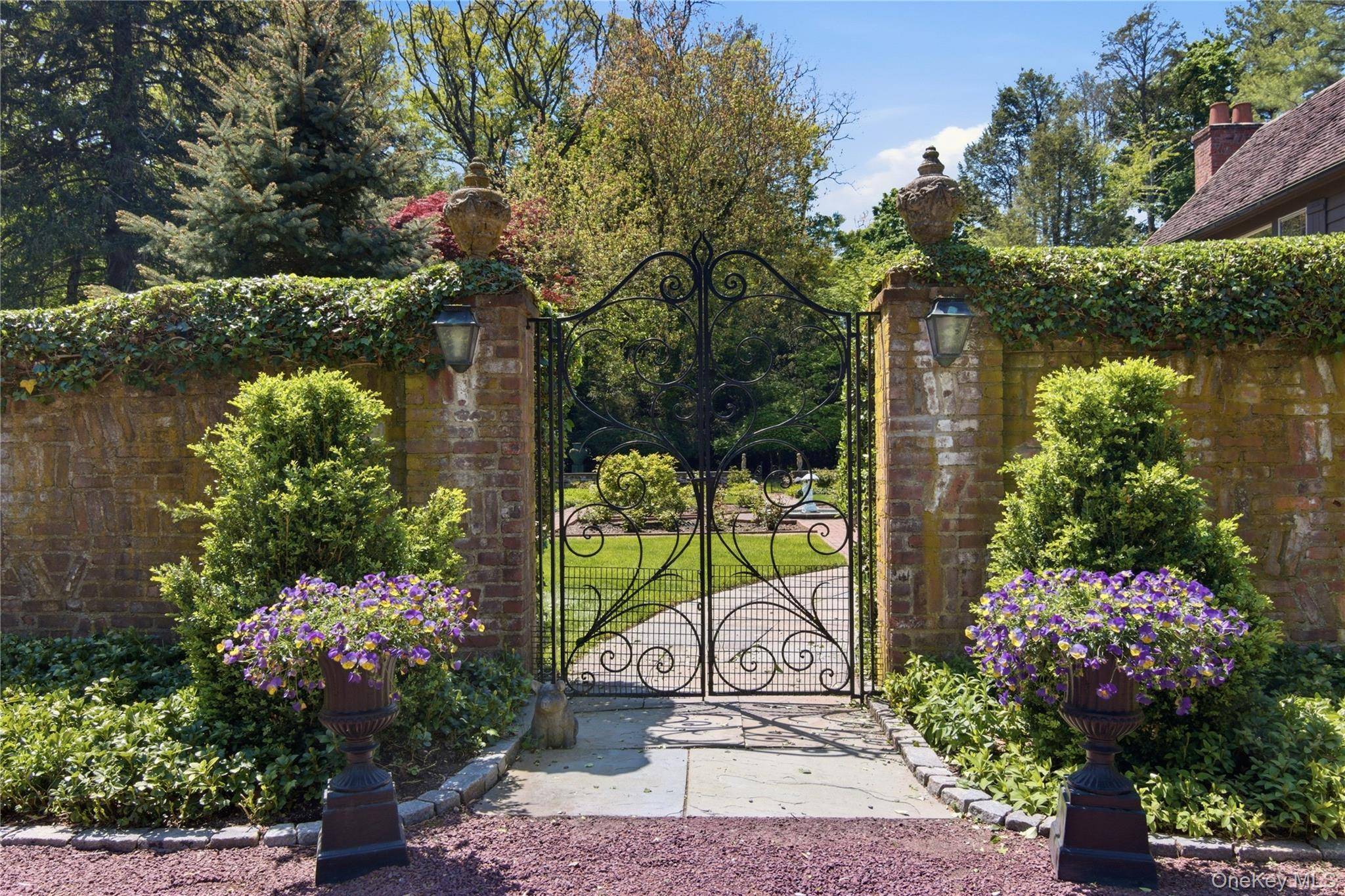 7 Bedroom Home for Sale in Locust Valley - New York - USA - 5
