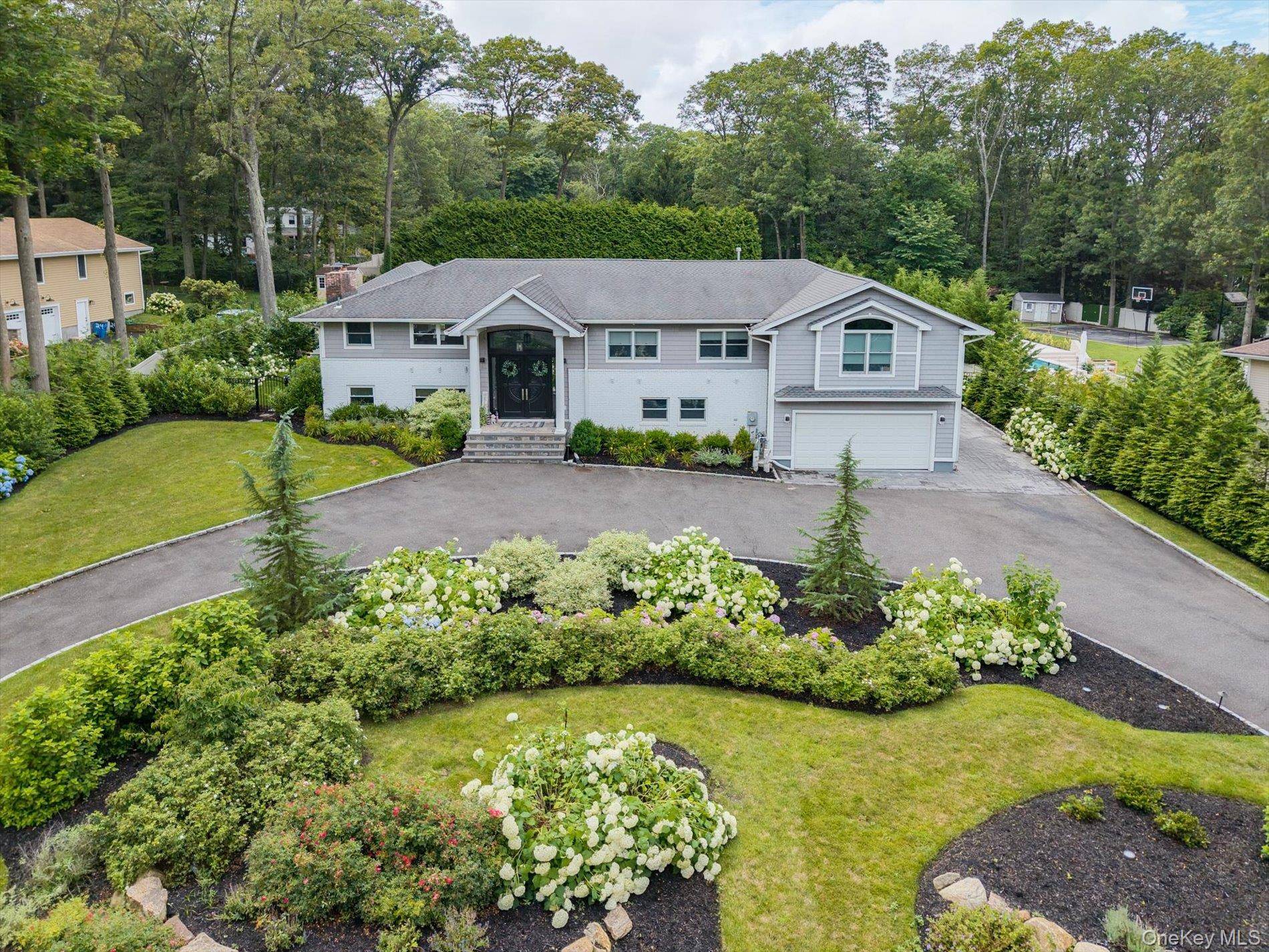 7 Bedroom Home for Sale in Melville - New York - USA - 2