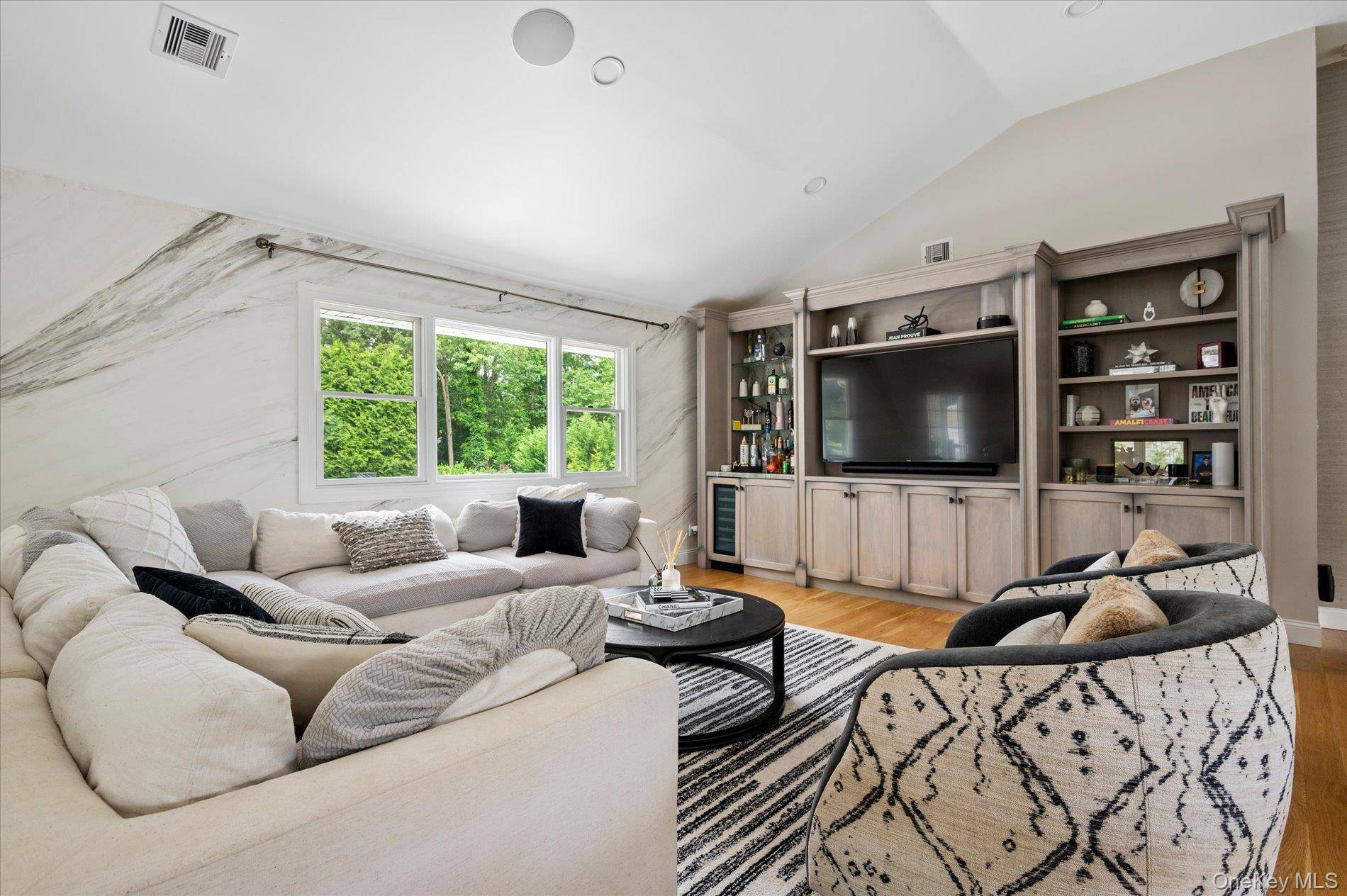 7 Bedroom Home for Sale in Melville - New York - USA - 5
