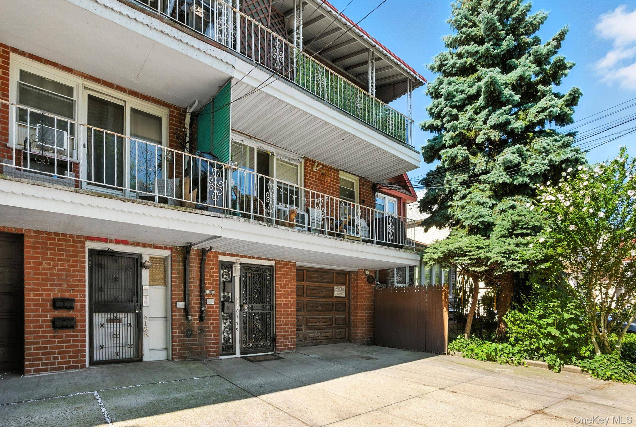 Casa de 7 Dormitorios en Venta en Rego Park - Nueva York - EE. UU. - 1