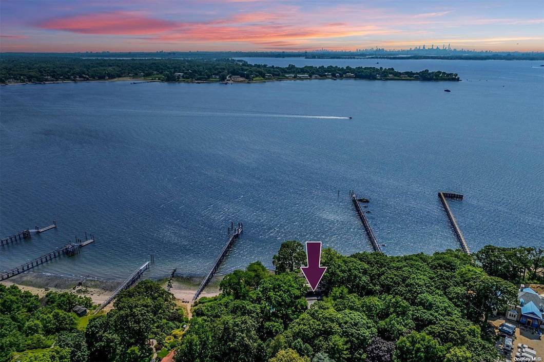 7 Bedroom Home for Sale in Sands Point - NY - USA - 1