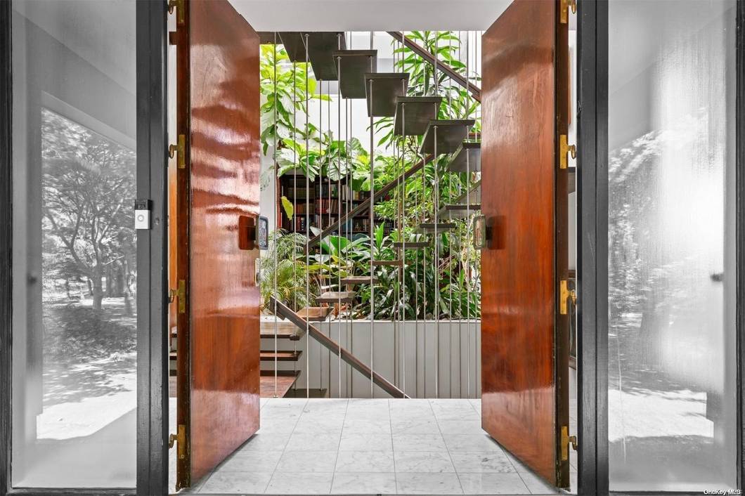 7 Bedroom Home for Sale in Sands Point - NY - USA - 2