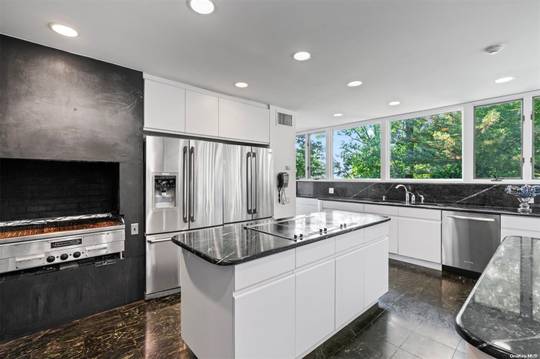 7 Bedroom Home for Sale in Sands Point - NY - USA - 6