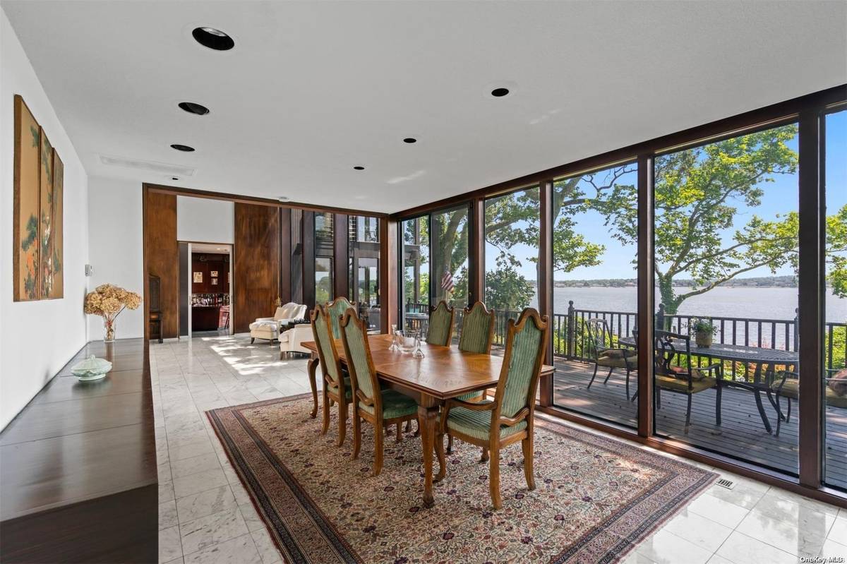 7 Bedroom Home for Sale in Sands Point - NY - USA - 7