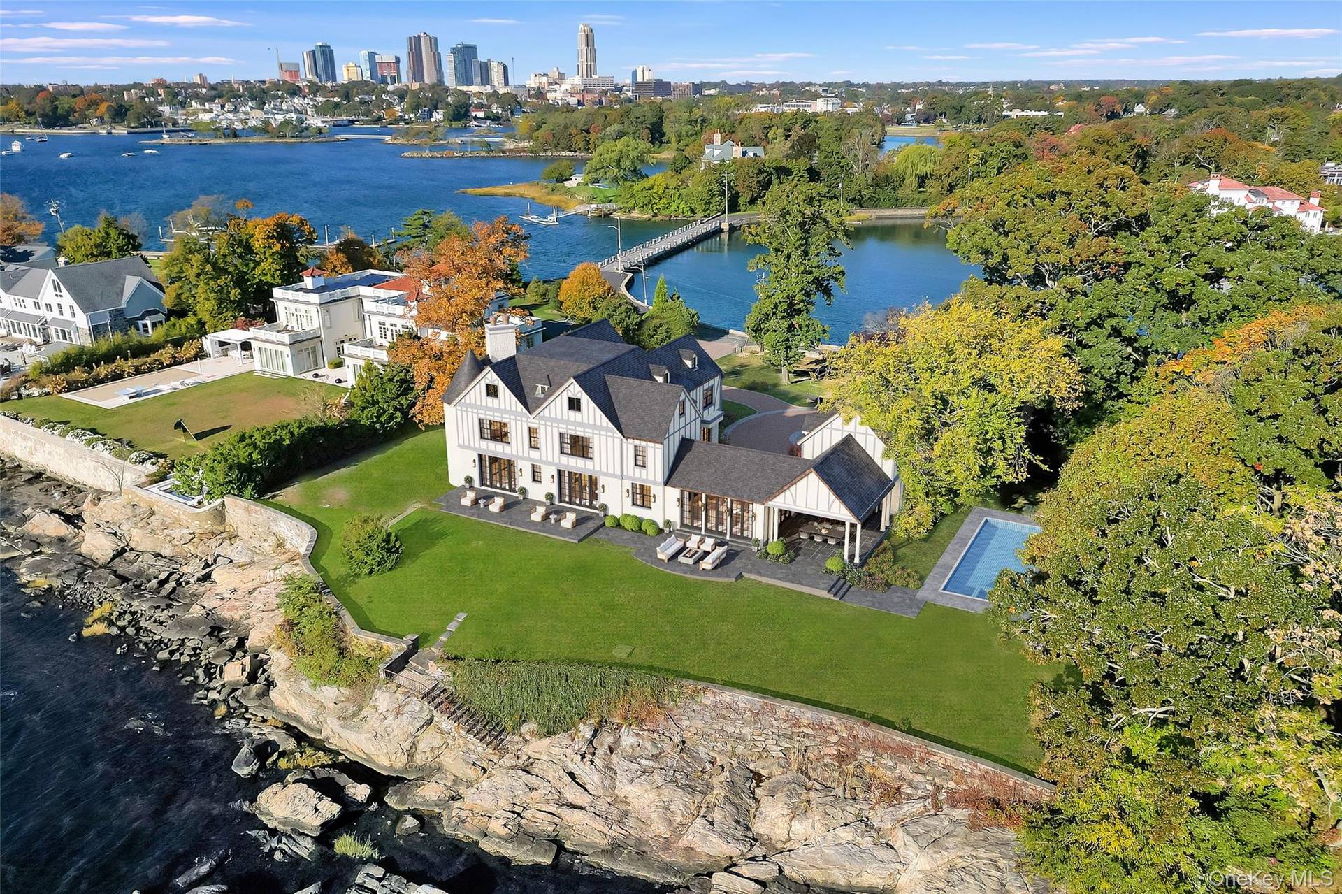 Casa com 8 Quartos à Beira-Mar à Venda em Mamaroneck, NY, EUA - 2