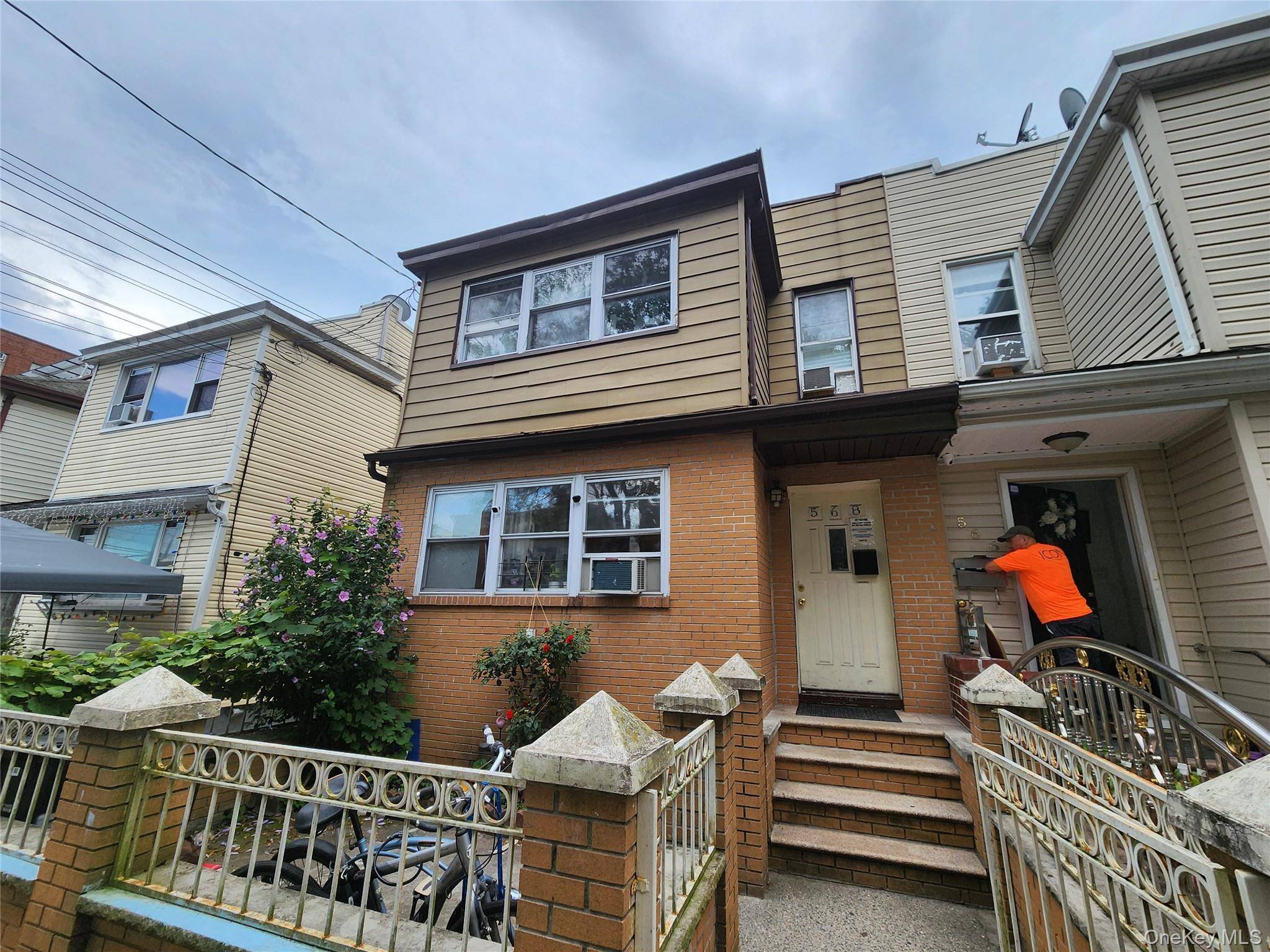 8 Bedroom Home for Sale in Brooklyn - New York - USA - 1
