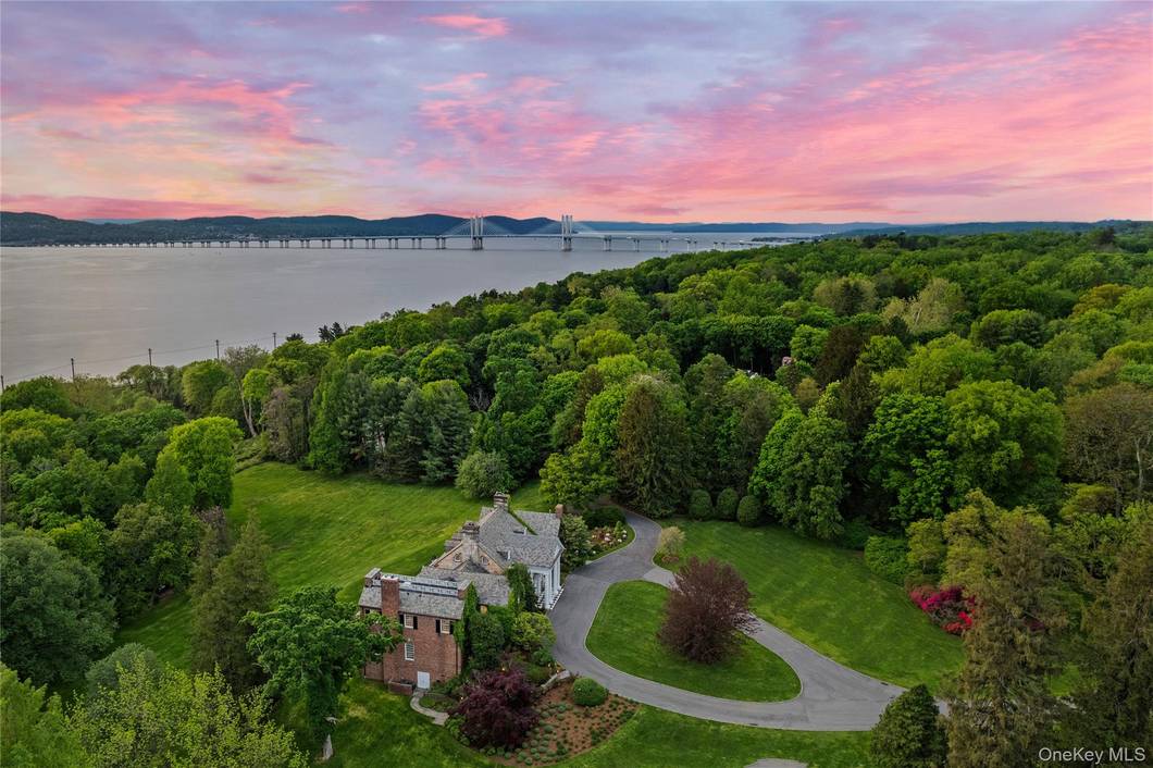8 Bedroom Home for Sale in Irvington - NY - USA - 1