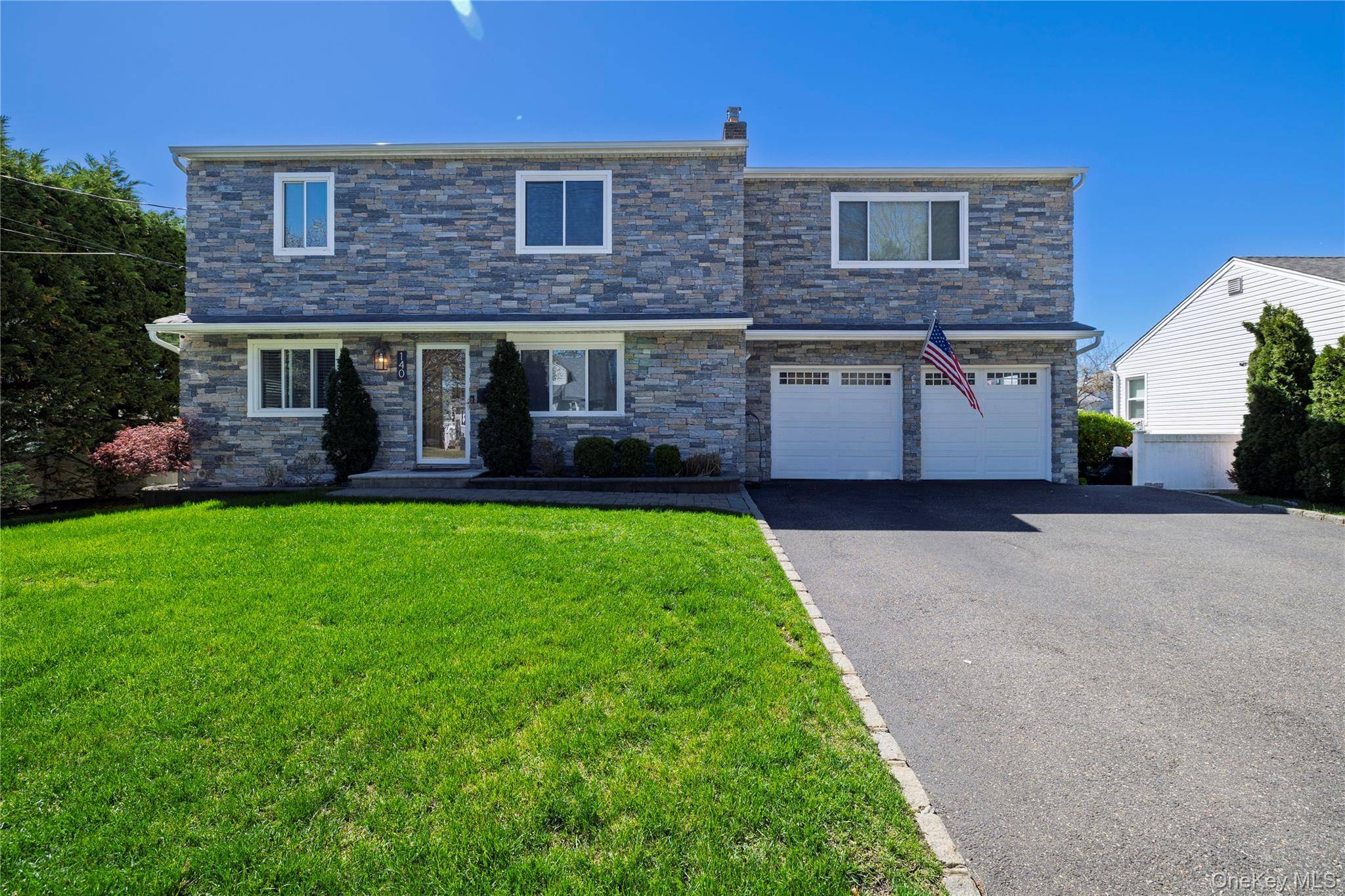 Casa com 8 Quartos à Venda em Massapequa - Nova Iorque - EUA - 1