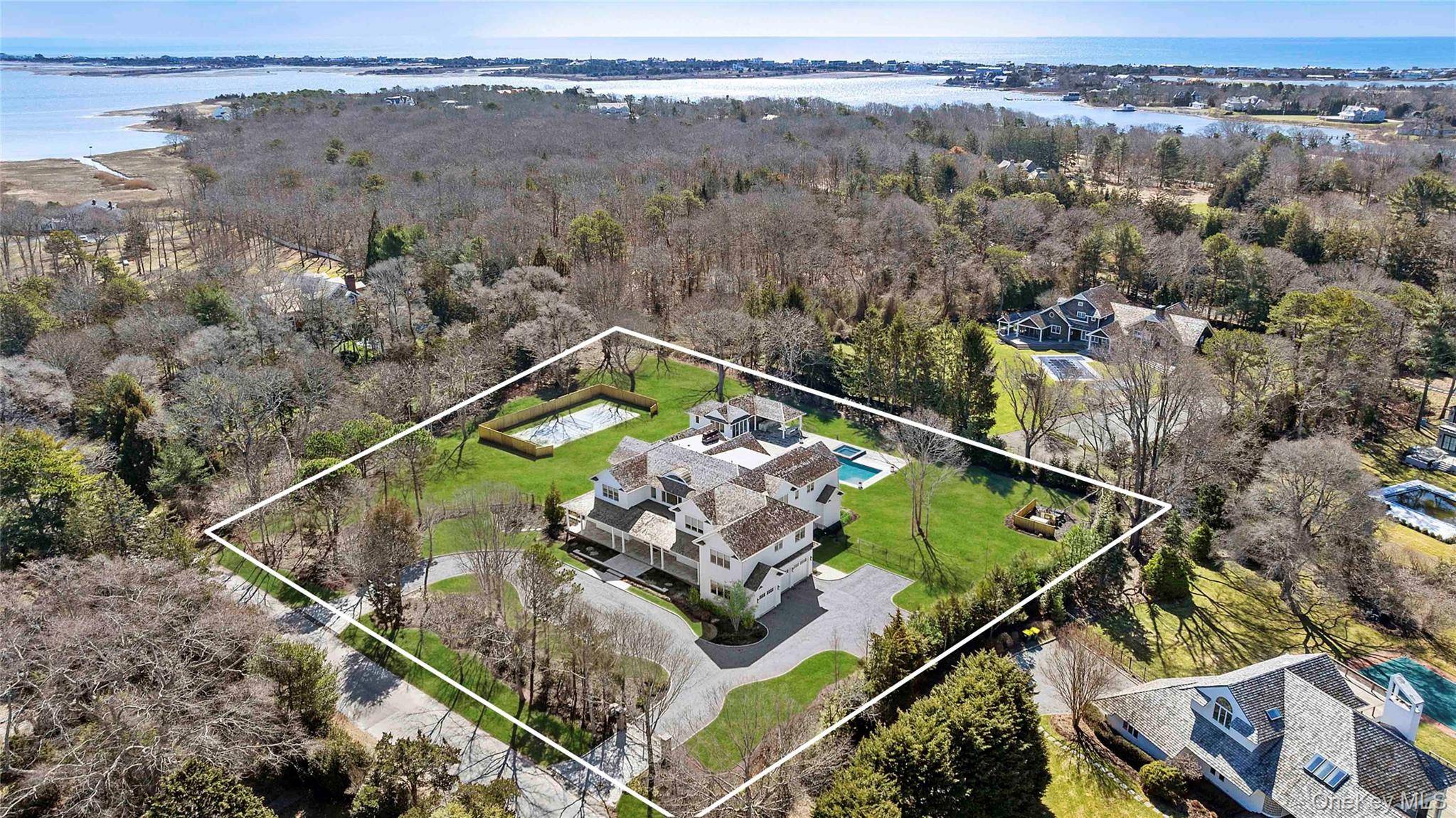 8 Bedroom Home for Sale in Quogue - NY - USA - 1