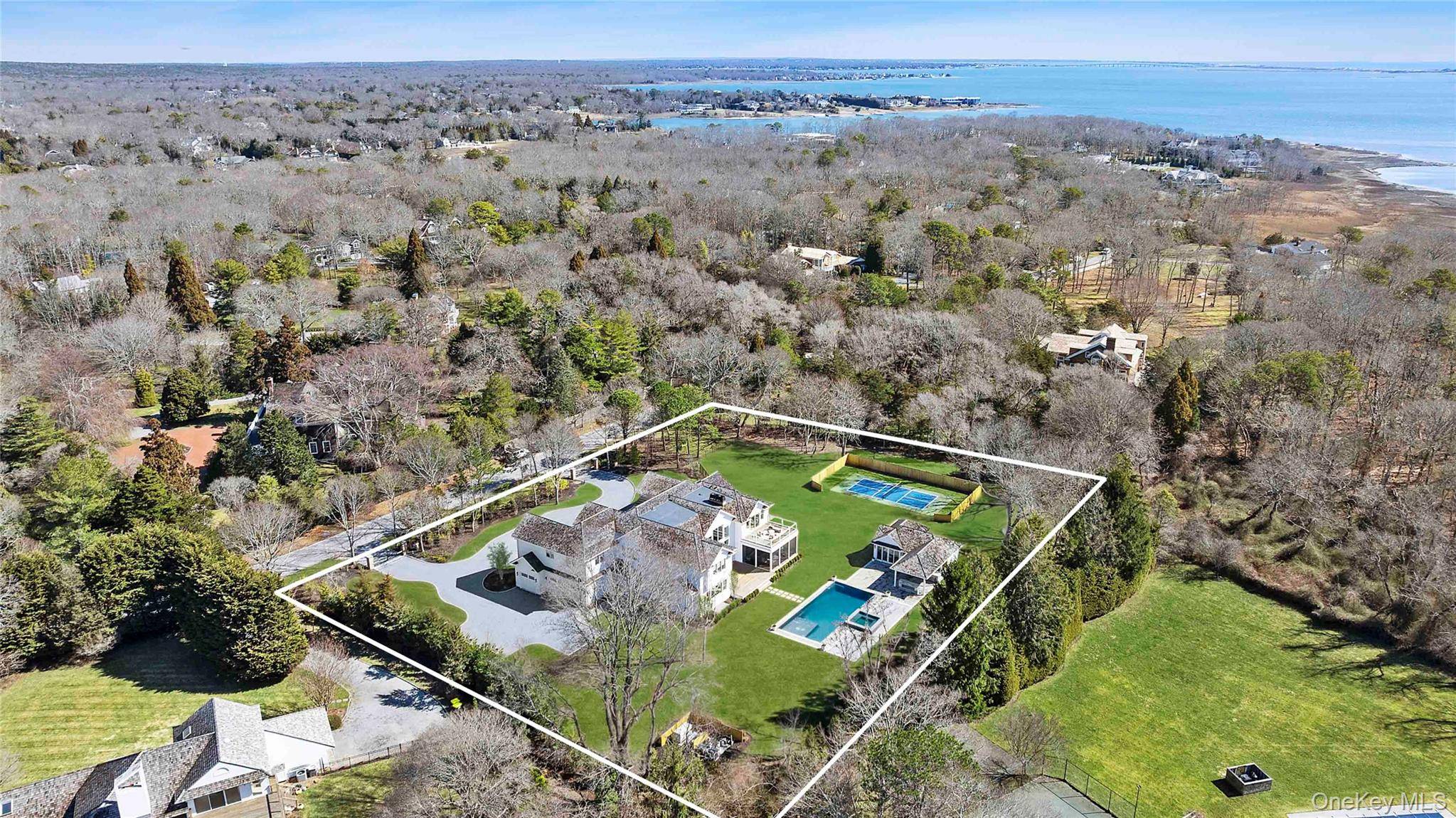 8 Bedroom Home for Sale in Quogue - NY - USA - 3