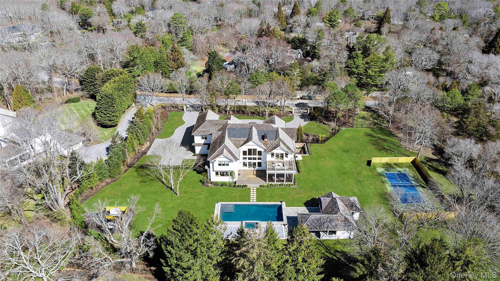 8 Bedroom Home for Sale in Quogue - NY - USA - 4