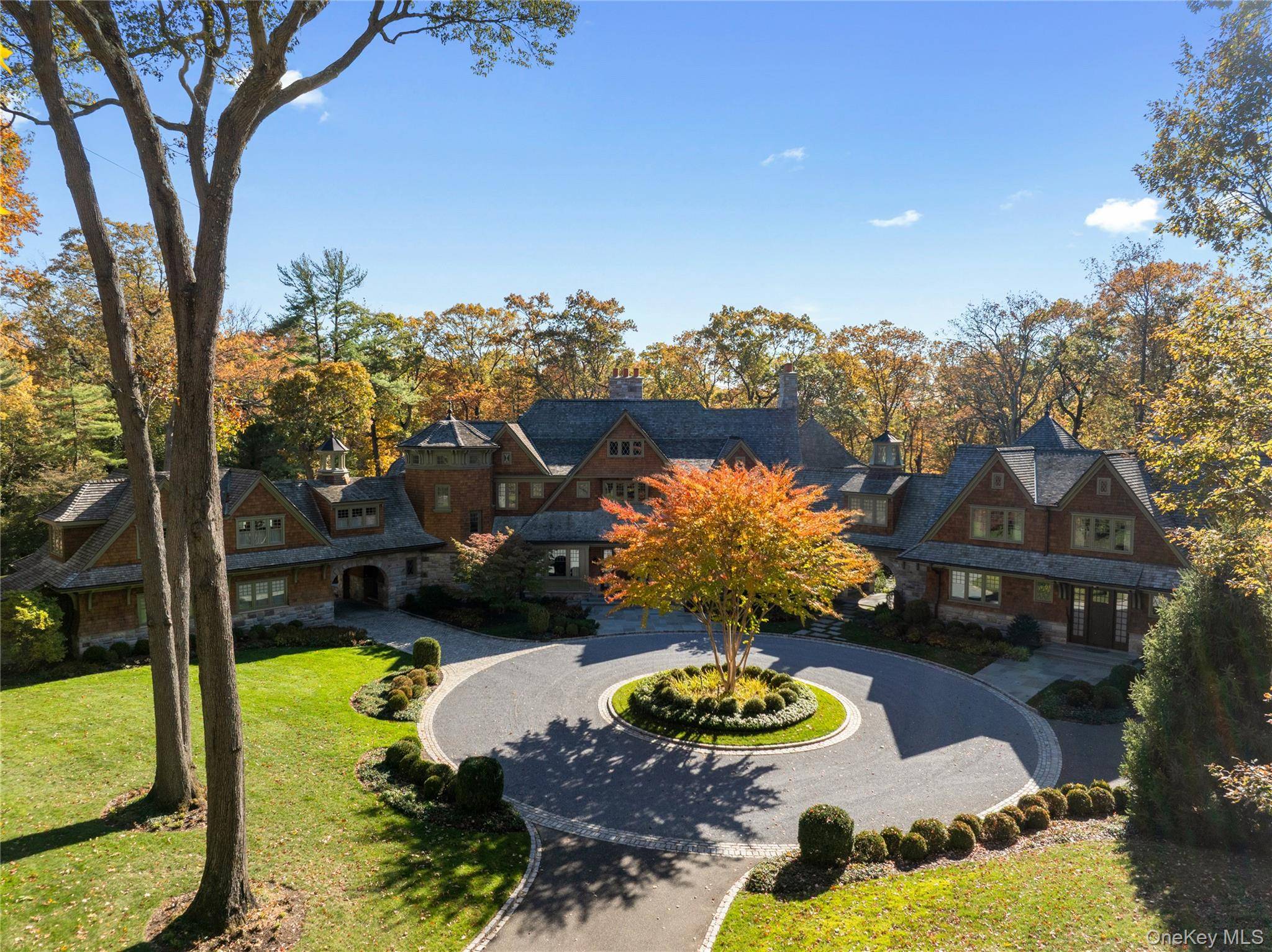 9 Bedroom Home for Sale in Mill Neck - NY - USA - 1