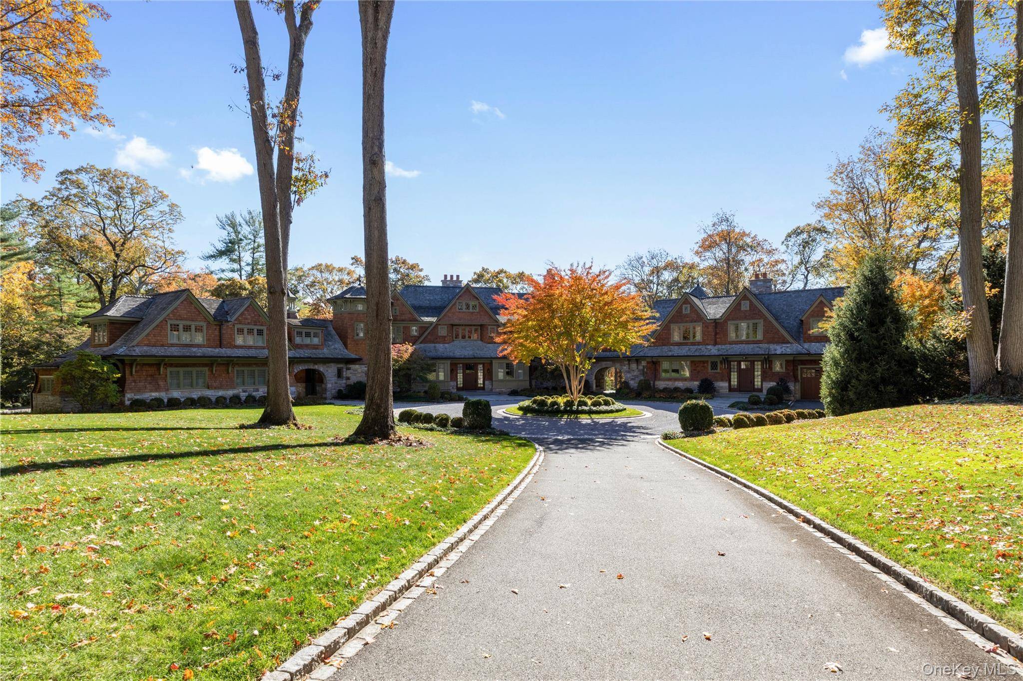 9 Bedroom Home for Sale in Mill Neck - NY - USA - 2