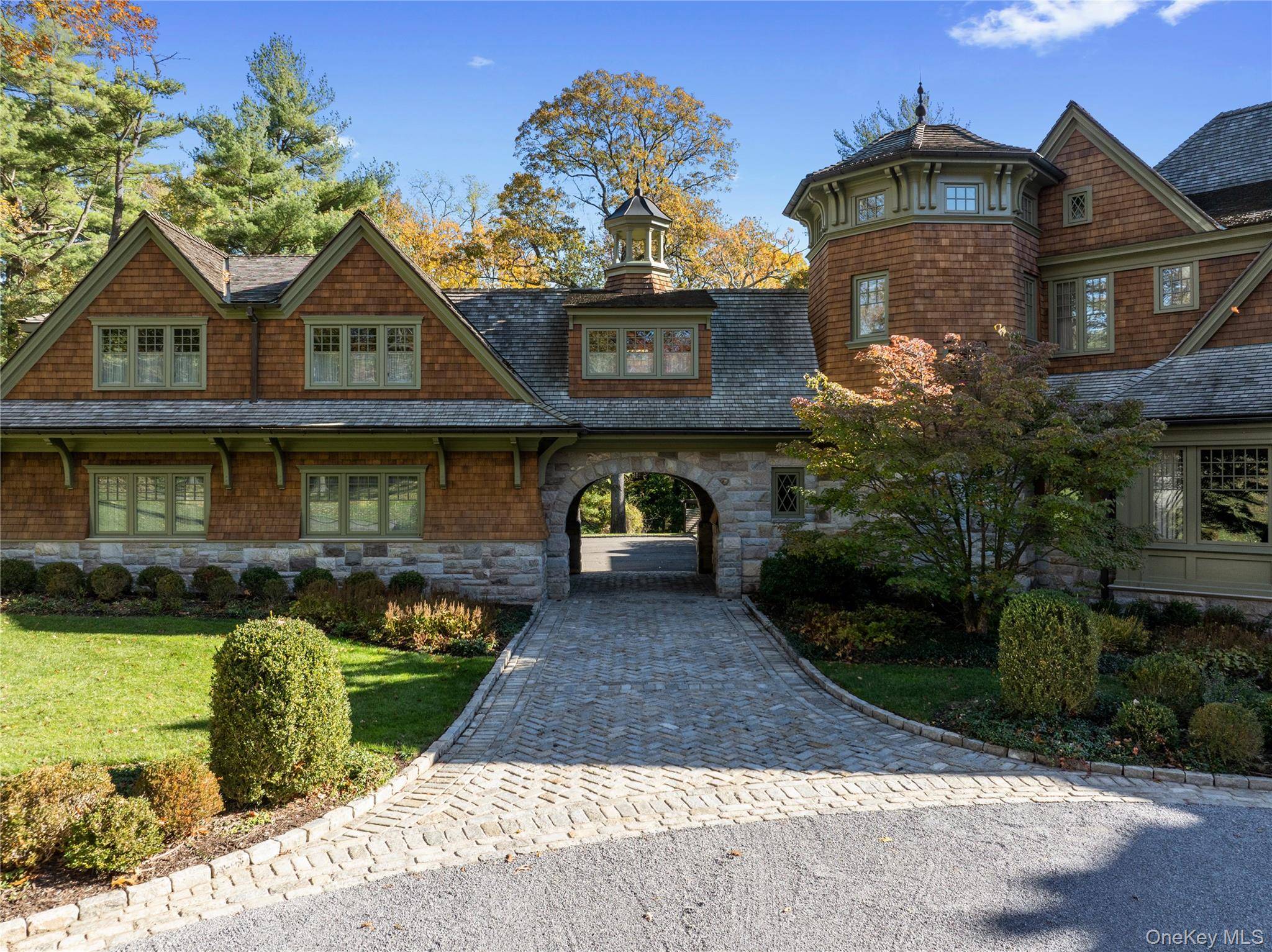 9 Bedroom Home for Sale in Mill Neck - NY - USA - 4