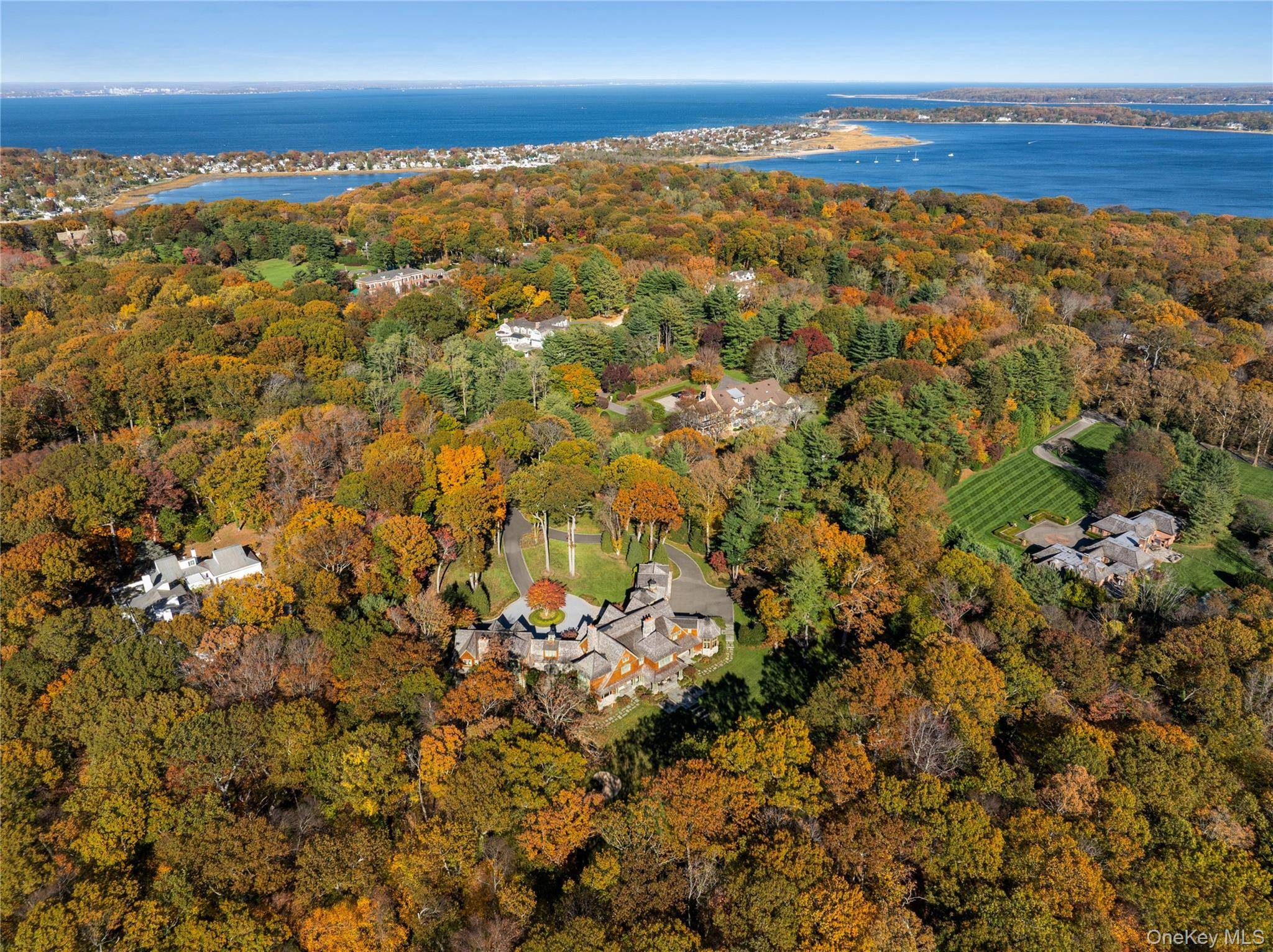 9 Bedroom Home for Sale in Mill Neck - NY - USA - 6