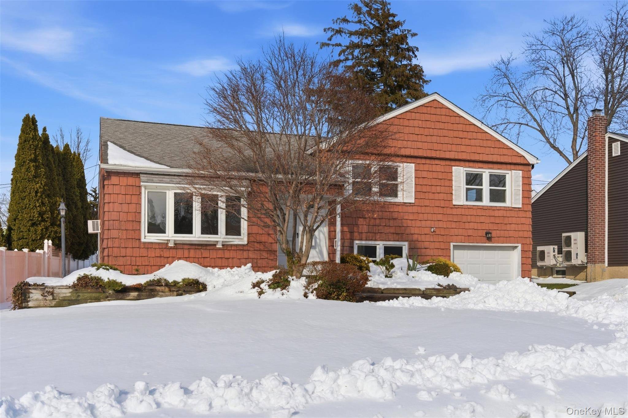 Casa de 3 Dormitorios en Venta en Plainview, NY - 1