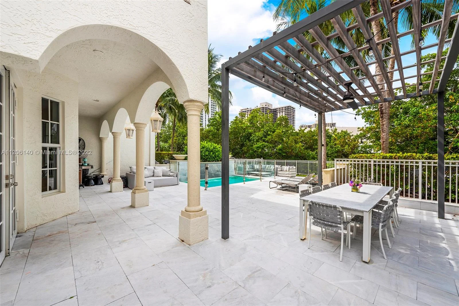 Casa de 5 Dormitórios à Venda na 3802 NE 199th Ter – Miami – FL - 1