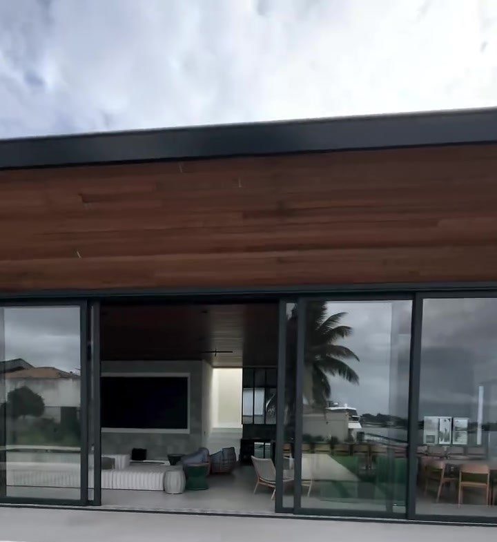 Casa de Alto Padrão no Canal à Venda em Guarapari - Espírito Santo - Brasil - 6