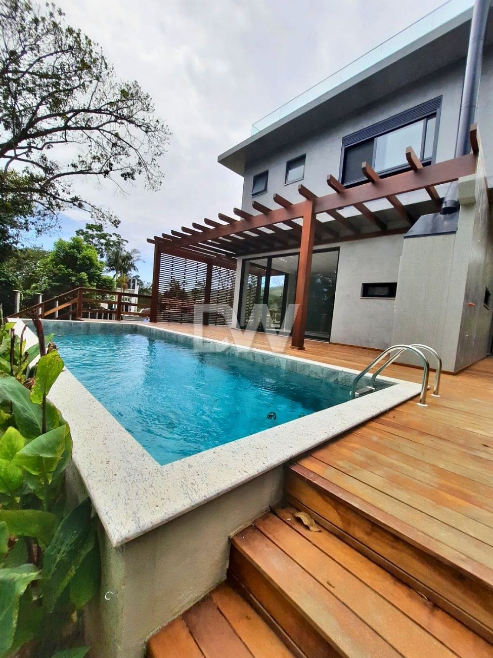 Casa em Condomínio com 3 Suítes à Venda em Balneário Camboriú - Santa Catarina - Brasil - 1