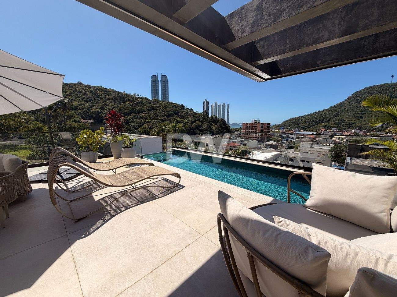 Casa en Condominio de 4 Suites en Venta en Balneário Camboriú - Santa Catarina - Brasil - 3