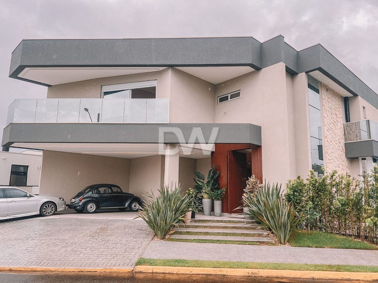 Casa em Condomínio com 5 Suítes à Venda em Camboriú - Santa Catarina - Brasil - 1