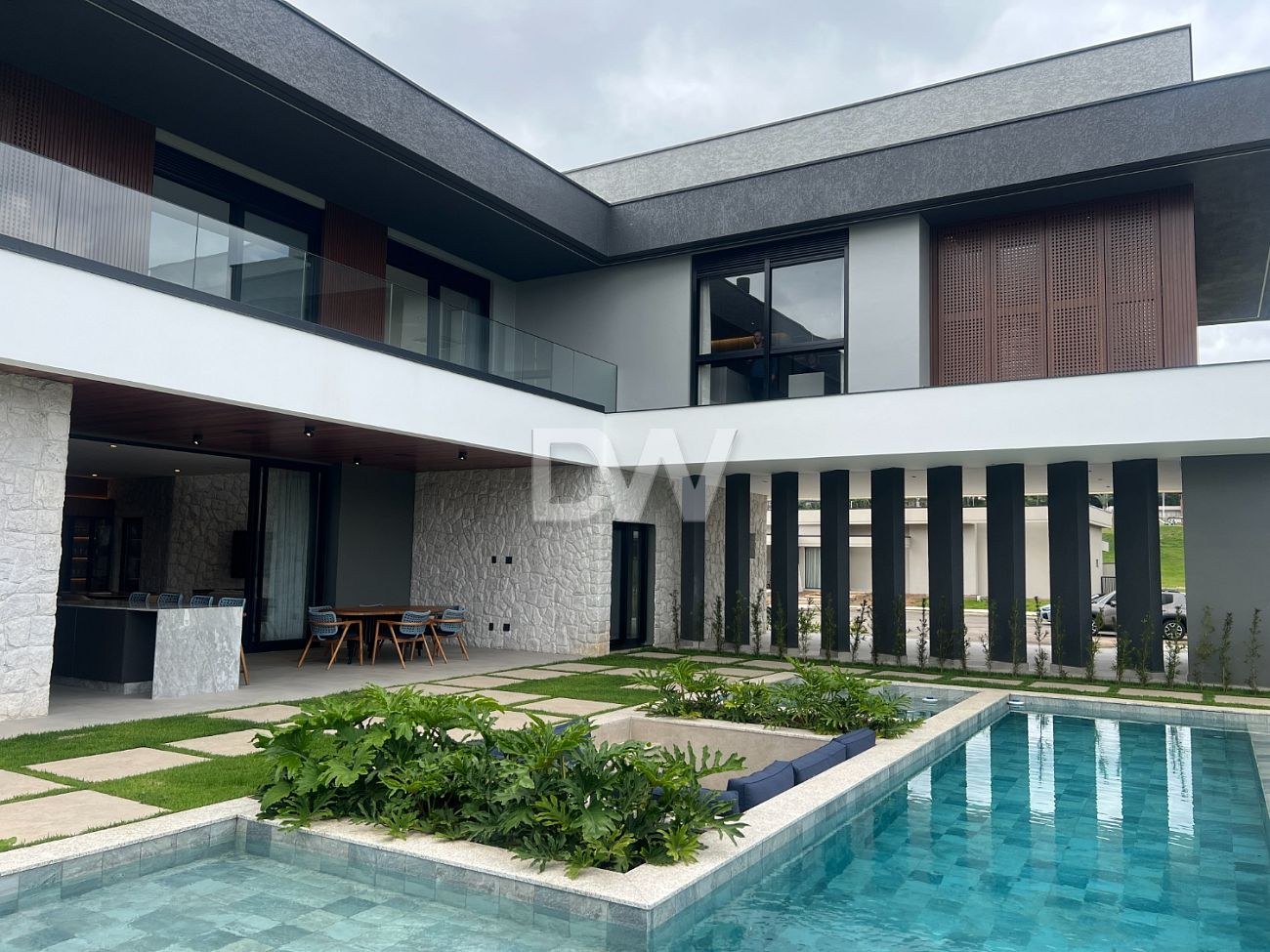 Casa em Condomínio com 5 Suítes à Venda em Camboriú - Santa Catarina - Brasil - 2