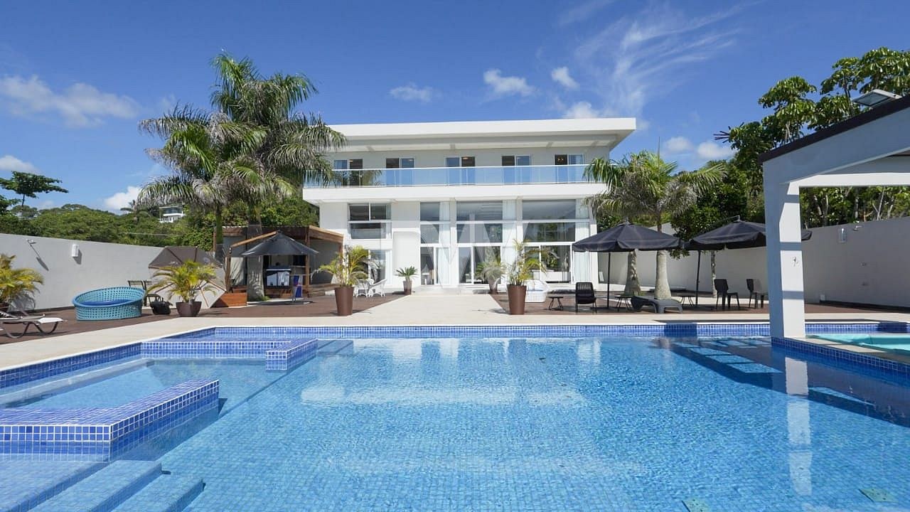 Casa Frente Mar com 6 Suítes à Venda em Balneário Camboriú - Santa Catarina - Brasil - 1