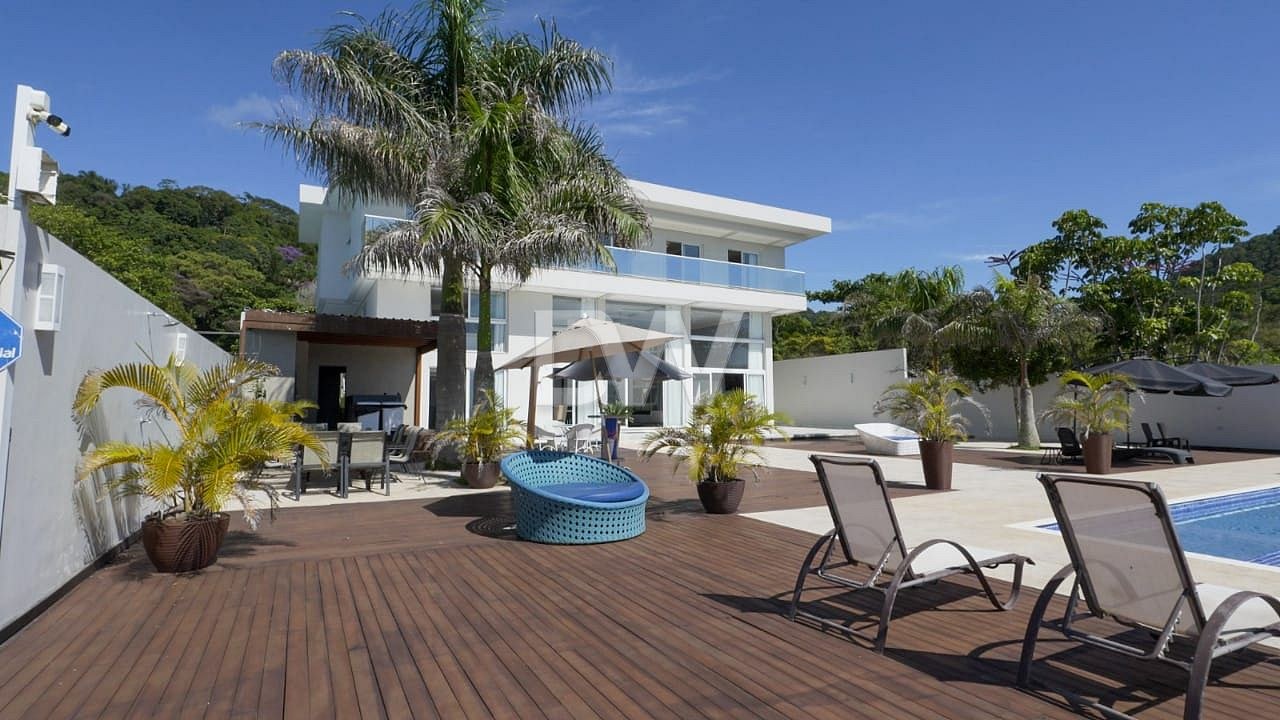 Casa Frente Mar com 6 Suítes à Venda em Balneário Camboriú - Santa Catarina - Brasil - 2
