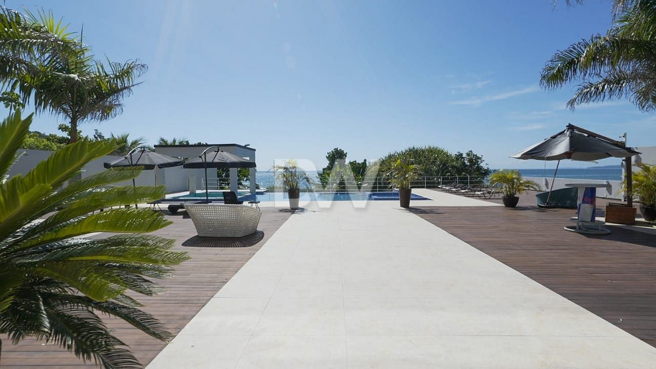 Casa Frente Mar com 6 Suítes à Venda em Balneário Camboriú - Santa Catarina - Brasil - 3