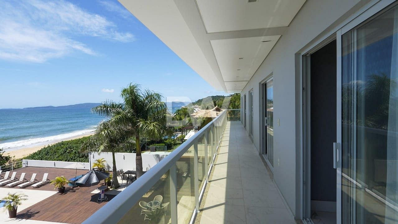 Casa Frente Mar com 6 Suítes à Venda em Balneário Camboriú - Santa Catarina - Brasil - 4