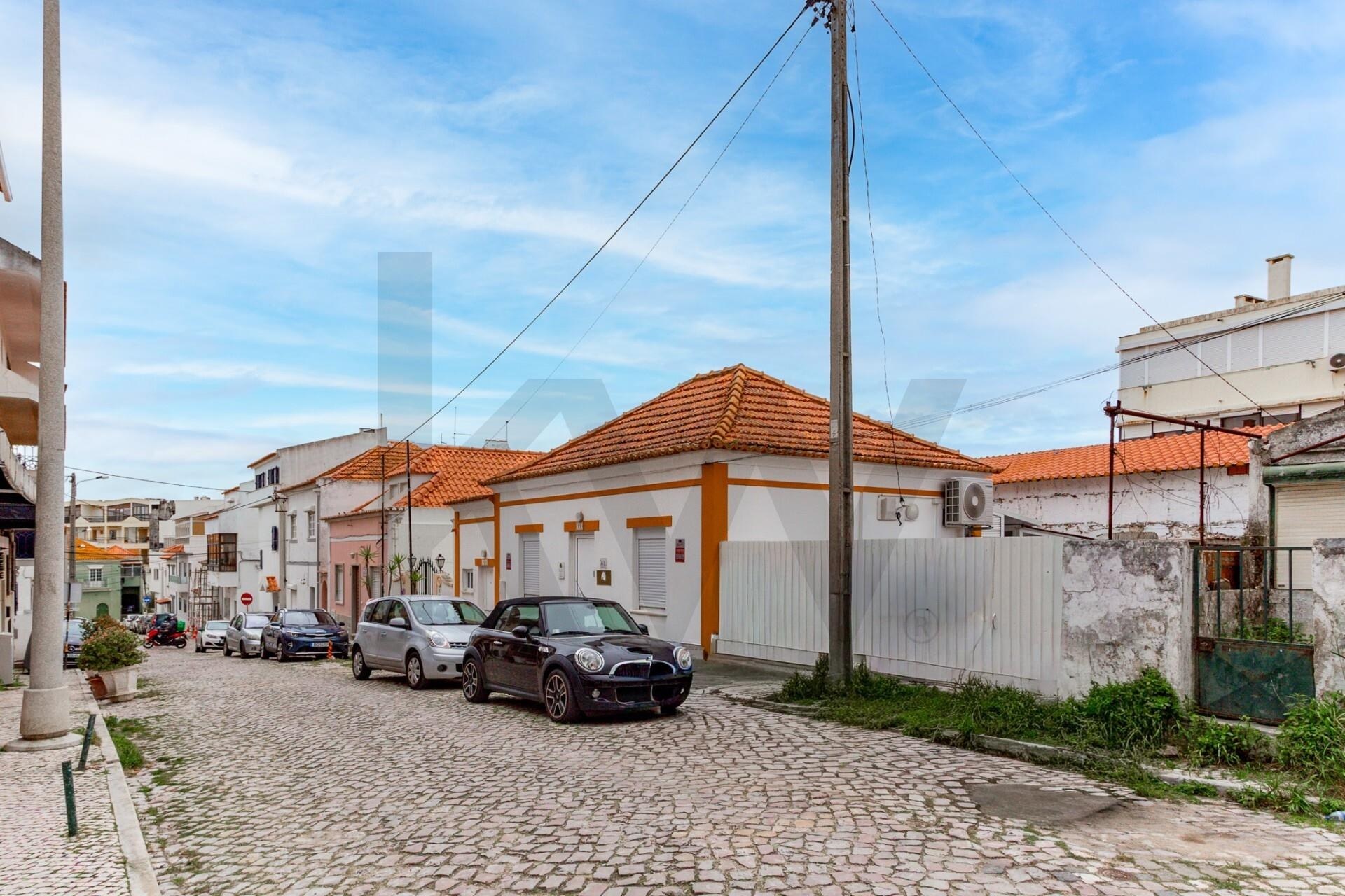 Moradia T2 à Venda em Almada - Setúbal - Portugal - 1