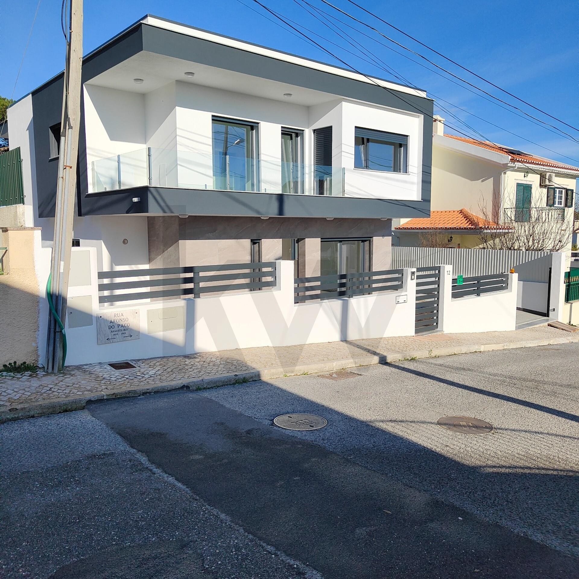 Moradia T4 à Venda em Almada - Setúbal - Portugal - 1