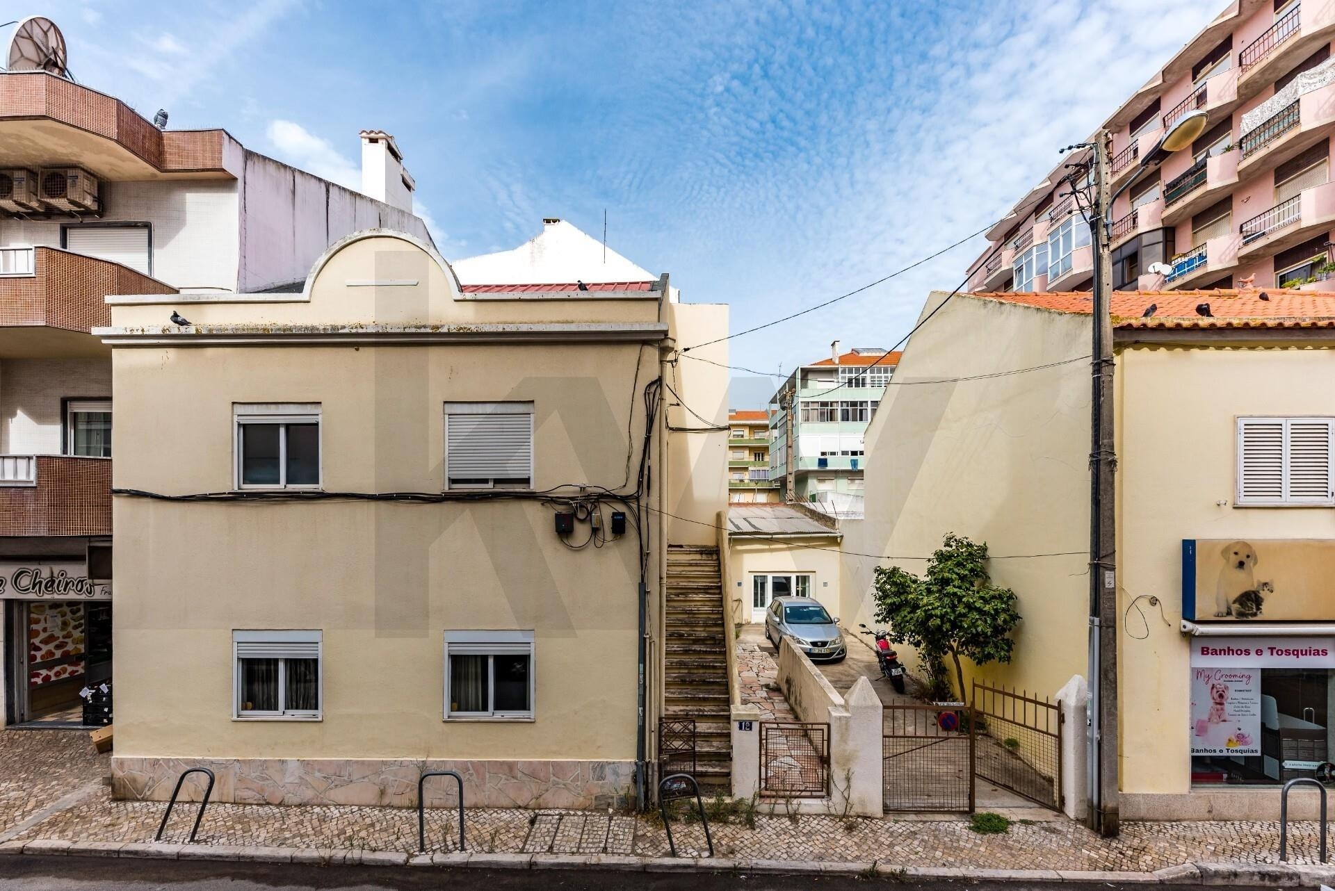 Prédio  à Venda em Almada - Setúbal - Portugal - 1
