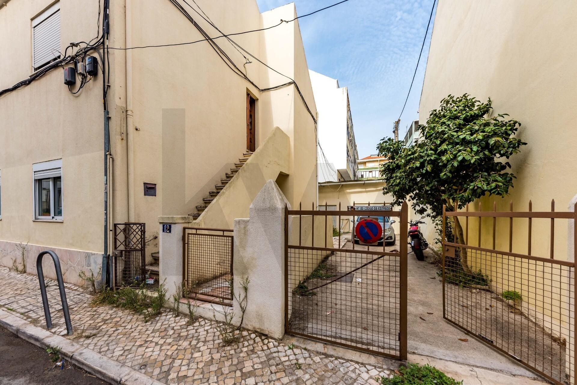 Prédio  à Venda em Almada - Setúbal - Portugal - 3
