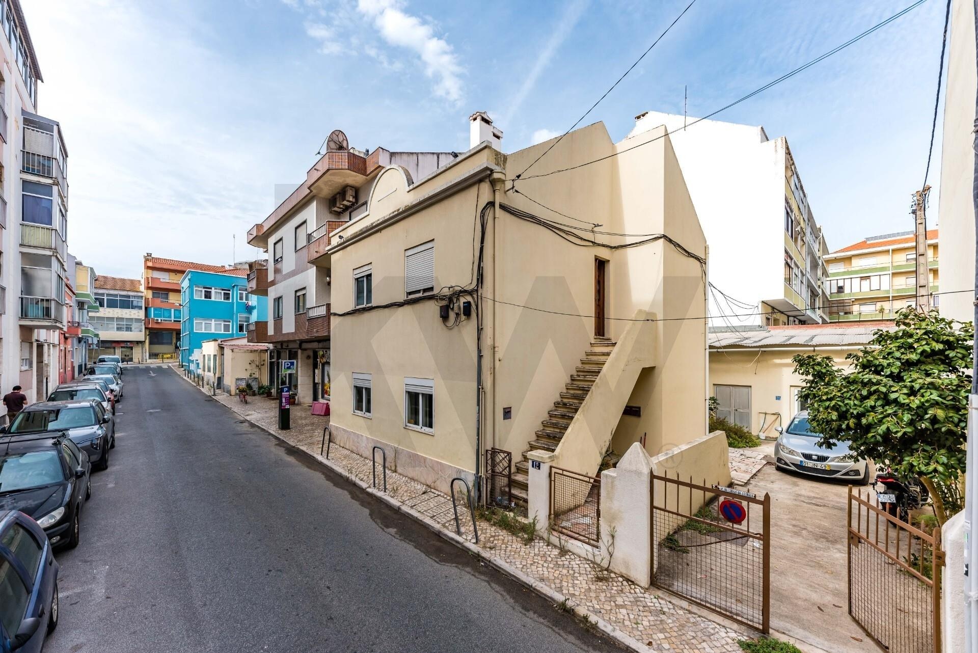 Prédio  à Venda em Almada - Setúbal - Portugal - 4