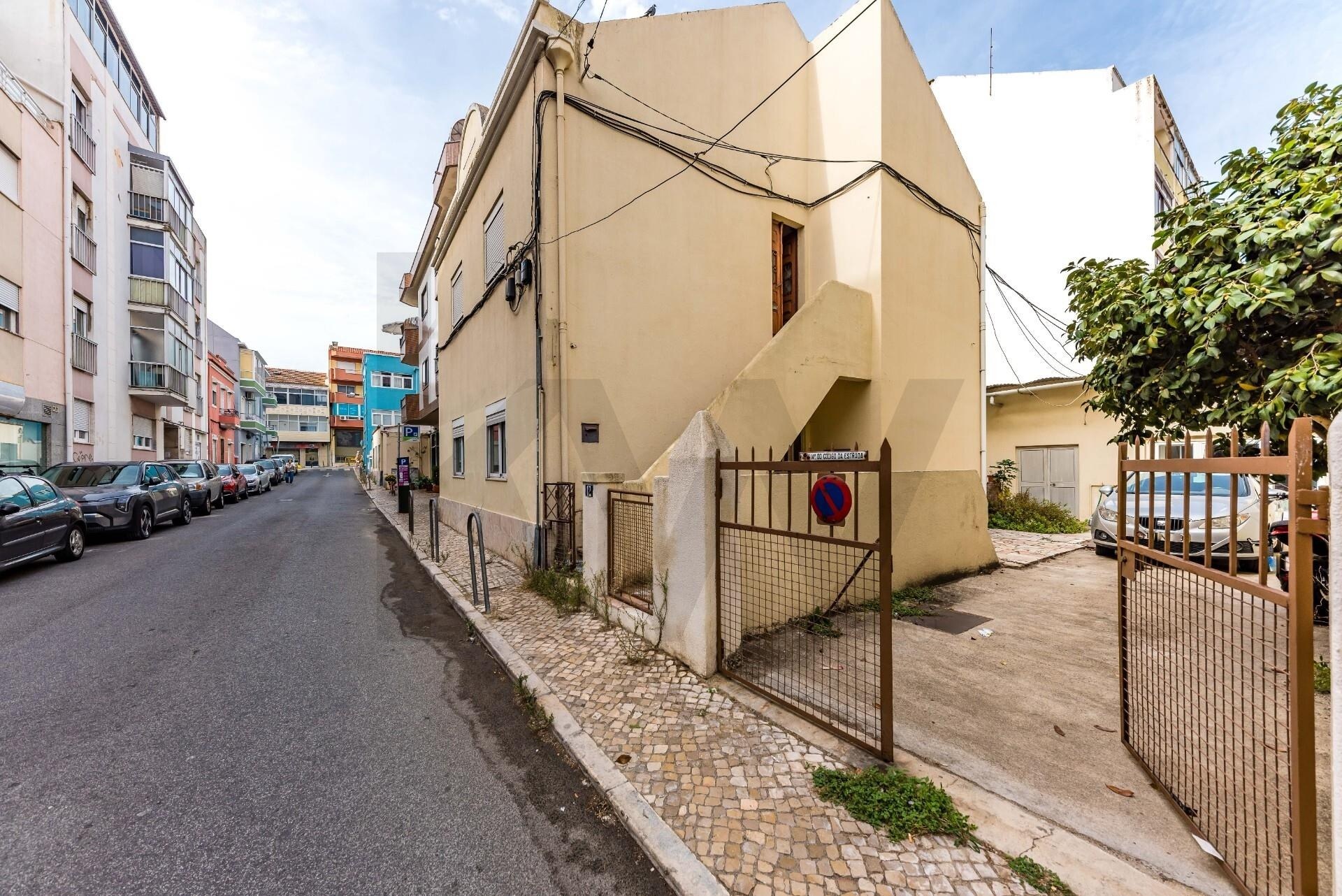 Prédio  à Venda em Almada - Setúbal - Portugal - 5
