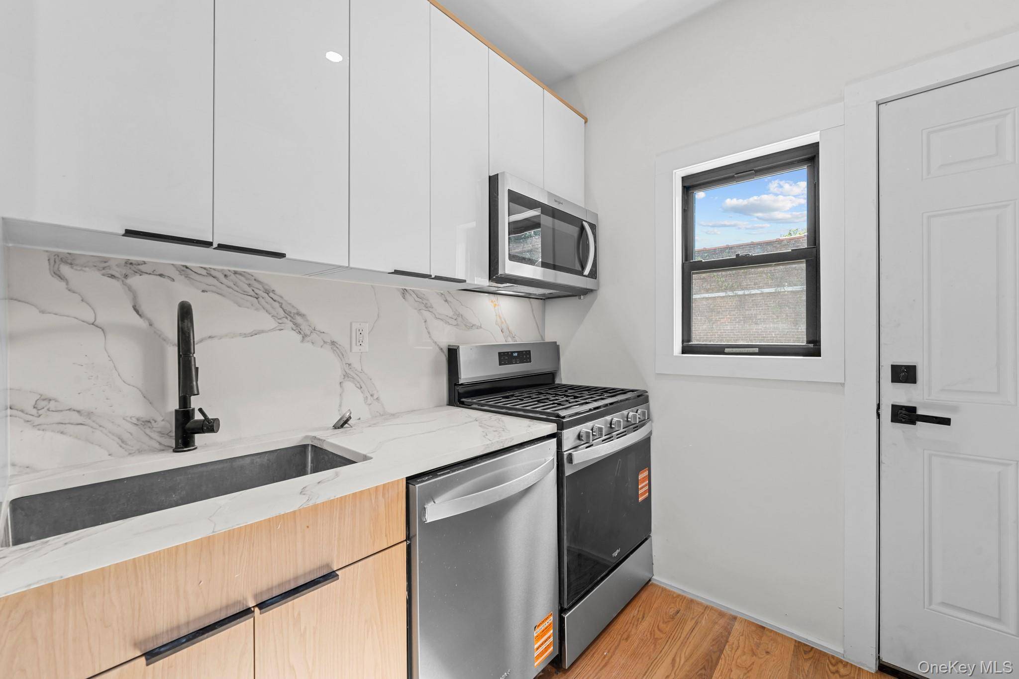 Building for Sale in Richmond Hill - New York - USA - 4