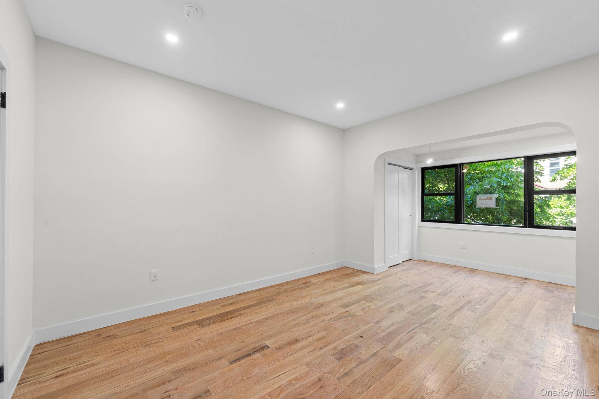 Building for Sale in Richmond Hill - New York - USA - 8